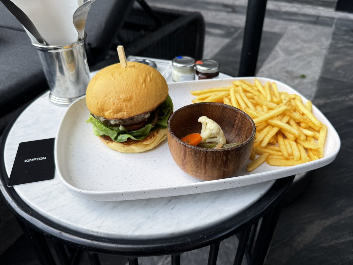 ninbunjah26's tweet photo. ①ALL BEEF CHEESEBURGER
　THB395(約1,975円)
②The Brewing Project "Crispy Boy" 
　Helles - Lager 5%
　THB260(約1,300円)
Chang - Lager 5%
　THB200(約1,000円)
#IHG #kimpton #バンコク #poolbar https://t.co/nFtvBkPhrV