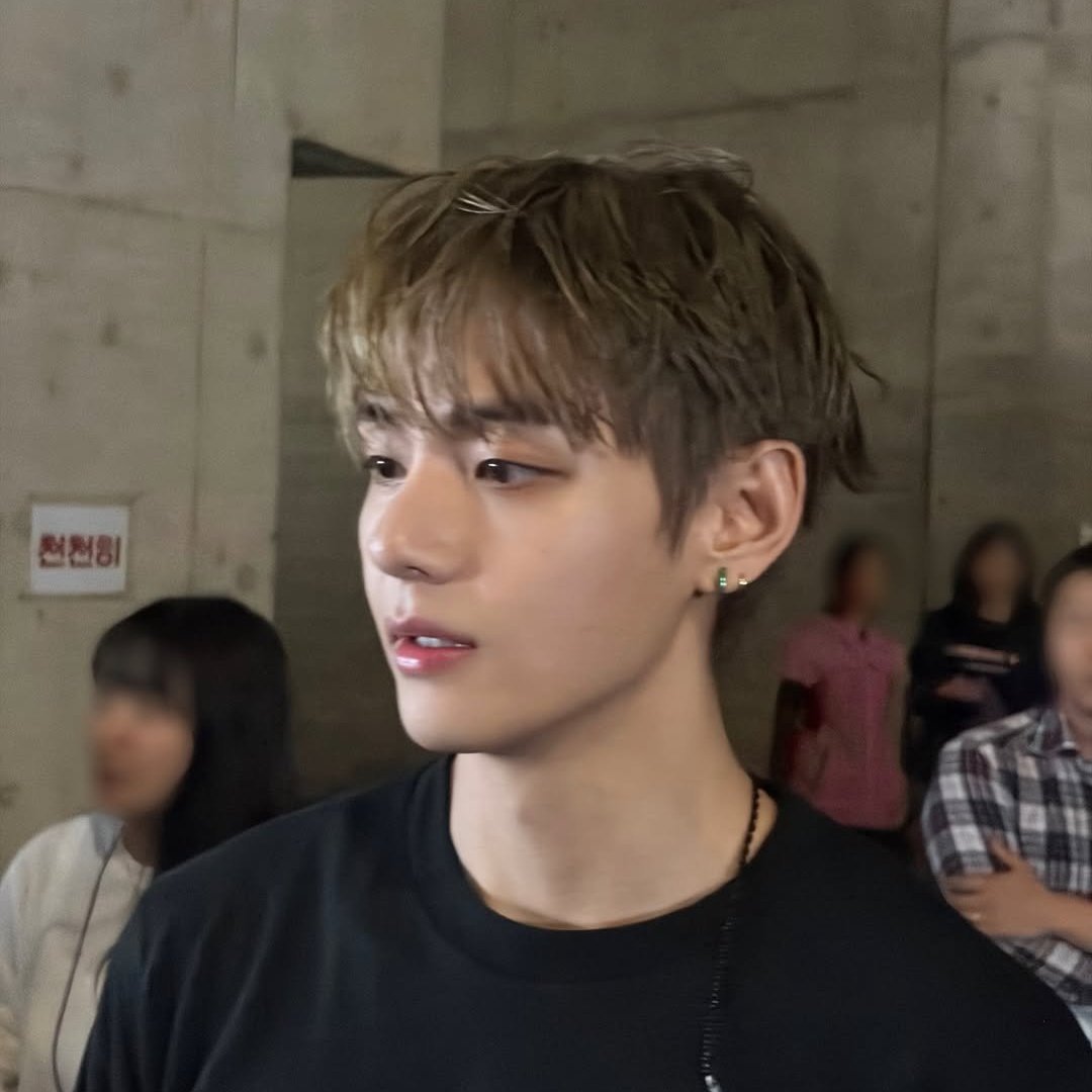 b2bsuga's tweet photo. bear or tiger one thing we will always agree on is him being one of the most beautiful creations to walk this earth https://t.co/3nUvCOhQUh