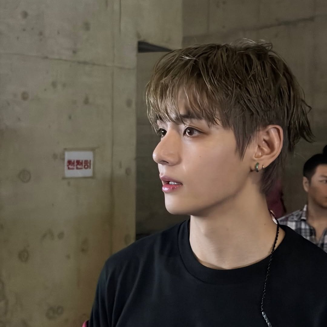 b2bsuga's tweet photo. bear or tiger one thing we will always agree on is him being one of the most beautiful creations to walk this earth https://t.co/3nUvCOhQUh