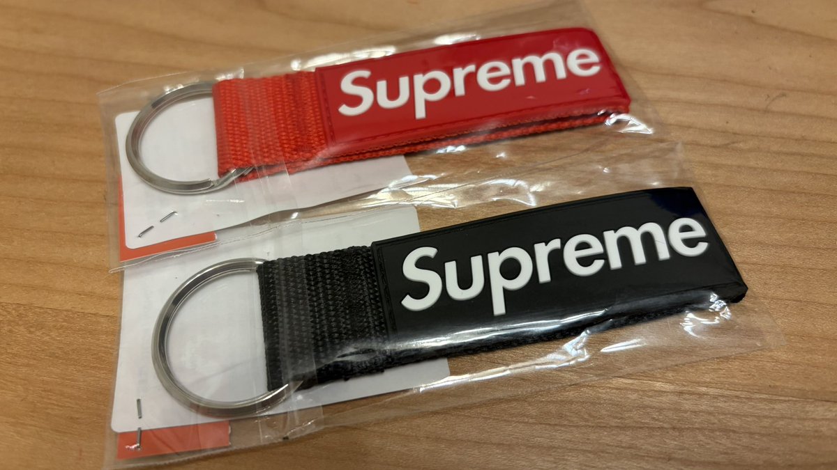 tw_botchin's tweet photo. キーチェーン店舗には普通に合った！
カモもいっとけばよかった… #SUPREME https://t.co/KKFNDxoSfx
