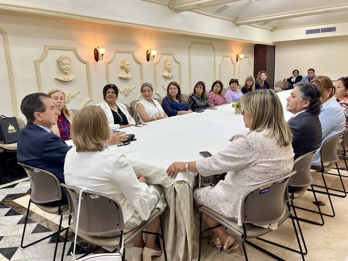 MFSPeravia's tweet photo. Recibimos en el Palacio Nacional a una delegación del Movimiento de Intercesión Mundial procedentes de Chile, integrada por los pastores Marcos y Marisol Valenzuela, junto a la apóstol Jenny Reynoso, quienes desarrollan una valiosa labor de oración e intercesión por las naciones. https://t.co/LDfl6RSzqy