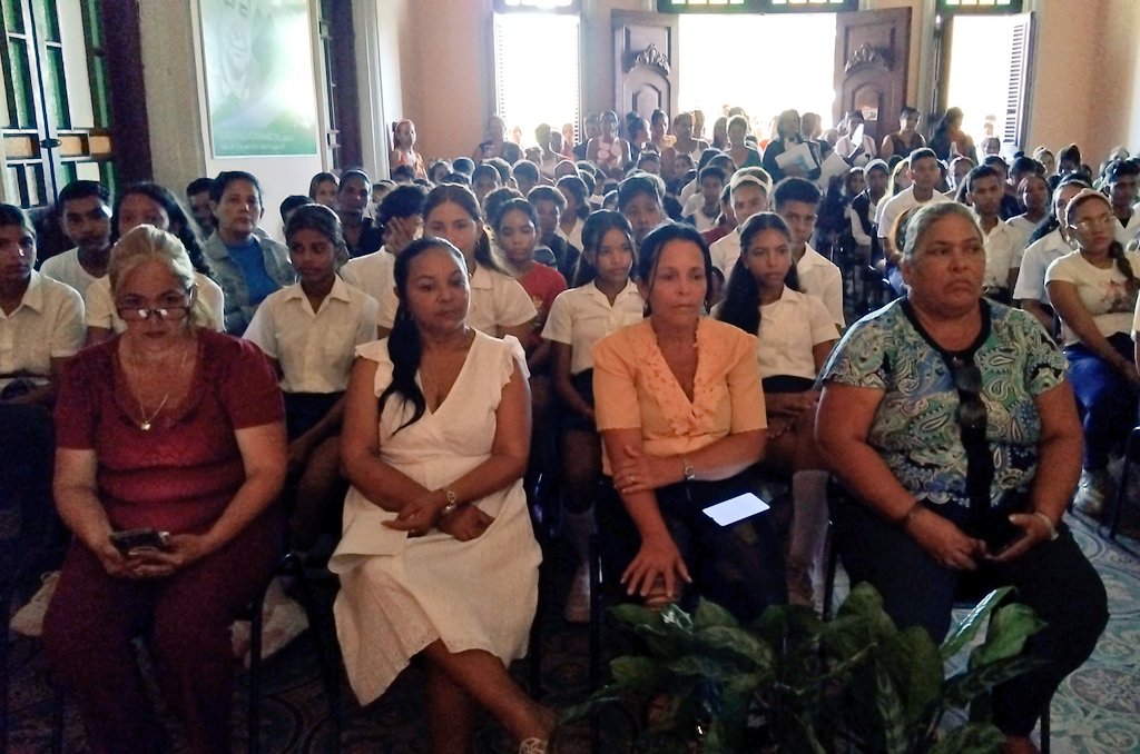 dmemedialuna's tweet photo. En un ambiente cargado de emociones y orgullo, se celebró el Acto Municipal de Graduación de 9no grado de la ESBU Elías Zaldiba Álvarez, perteneciente a #EducaciónMediaLuna.  
#EducaciónGranma 
#MunicipioMediaLuna 👇 https://t.co/zJZocsEWzz