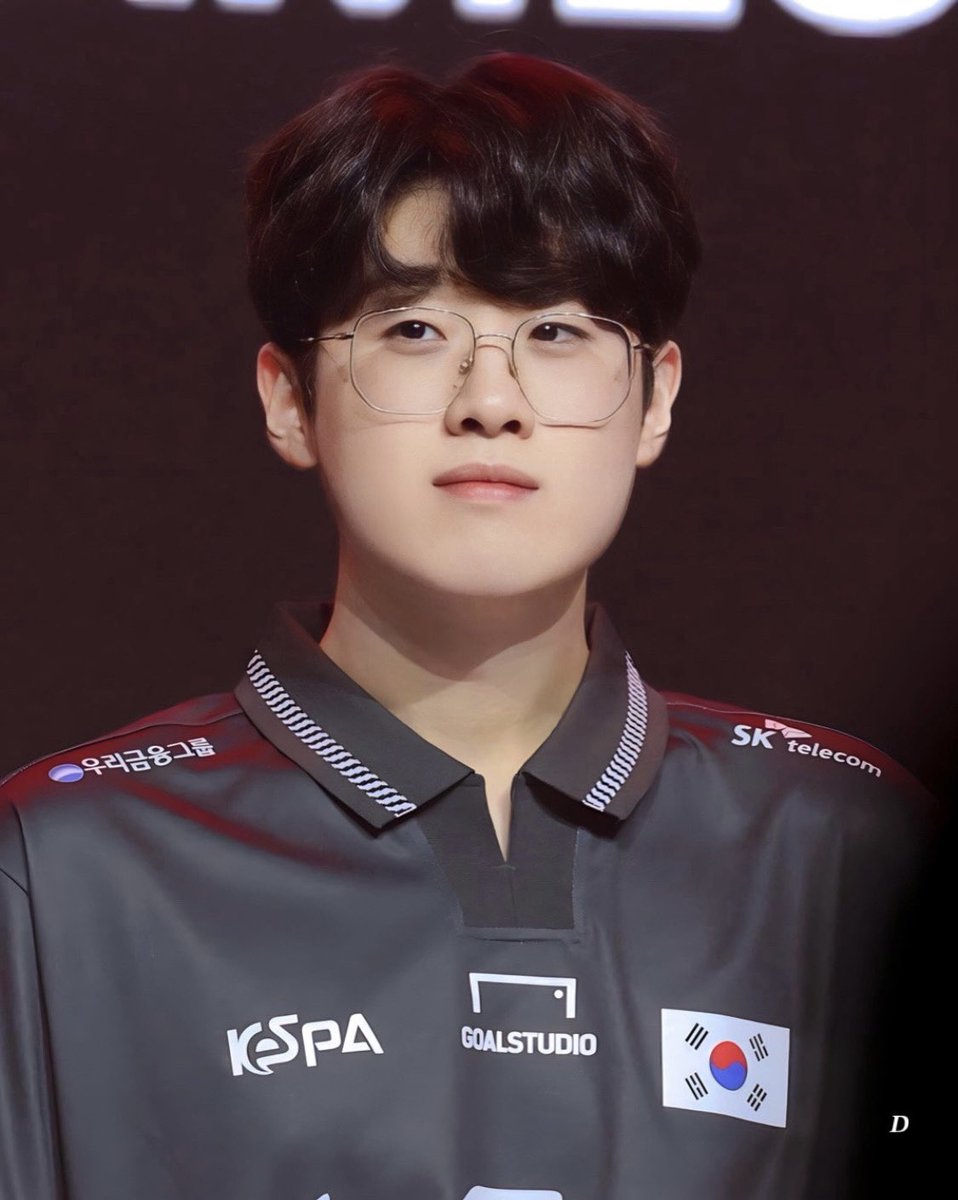 cosmololzeus's tweet photo. 갑자기 국가대표 제우스 볼 생각하니까 설레서 잠이 안 온다 https://t.co/M2W2rpxEA0