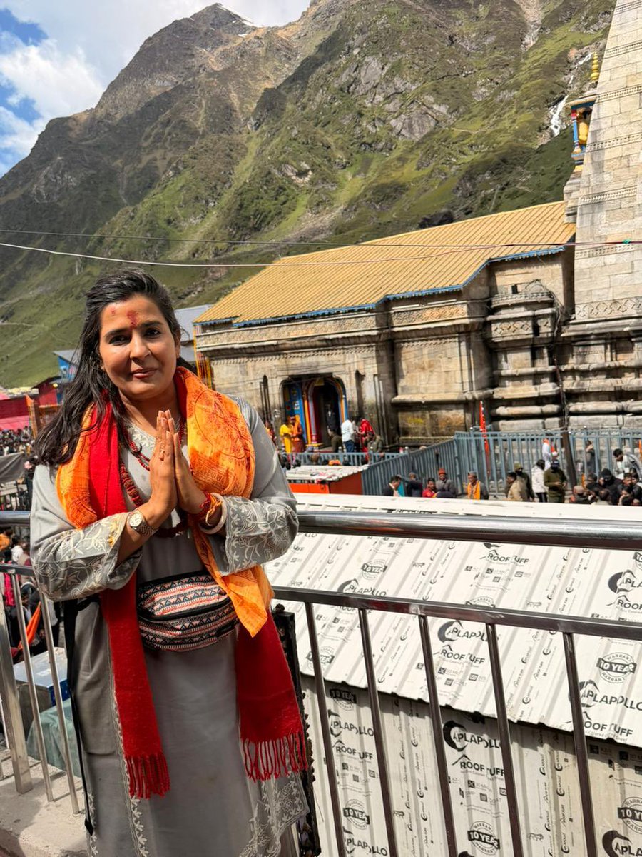 drsomyagurjar's tweet photo. ॐ नमो नारायणाय।
हर हर महादेव। 🙏

पुरुषोत्तम मास की पावन सोमवती अमावस्या पर आज श्री केदारनाथ धाम में बाबा केदार और श्री बद्रीनाथ धाम में भगवान बद्री विशाल के दिव्य दर्शन का सौभाग्य प्राप्त हुआ।

हिमालय की विराट पर्वत श्रृंखलाओं के मध्य स्थित ये दोनों धाम केवल तीर्थस्थल नहीं, बल्कि भारतीय आस्था, तपस्या और सनातन संस्कृति के जीवंत प्रतीक हैं। यहाँ पहुंचकर यह अनुभूति होती है कि प्रकृति और परमात्मा के बीच का संबंध कितना गहरा और अद्भुत है। हिमालय की नीरवता, मंदिरों की दिव्यता और श्रद्धालुओं की अटूट आस्था मन को भीतर तक स्पर्श करती है।

पुरुषोत्तम मास को आत्मचिंतन, सेवा, साधना और ईश्वर के प्रति समर्पण का विशेष काल माना गया है। यह हमें याद दिलाता है कि जीवन की भागदौड़ के बीच कुछ क्षण स्वयं को जानने, अपने कर्तव्यों का मूल्य समझने और समाज तथा राष्ट्र के प्रति अपनी जिम्मेदारियों पर विचार करने के लिए भी निकालने चाहिए।

बाबा केदार और भगवान बद्री विशाल के श्रीचरणों में देश की सुख-समृद्धि, शांति, उत्तम स्वास्थ्य और निरंतर प्रगति के लिए प्रार्थना की। साथ ही यह कामना भी की कि हमारे समाज में सद्भाव, करुणा, सेवा और परस्पर सम्मान की भावना और अधिक सुदृढ़ हो।

भारत की आध्यात्मिक परंपरा हमें सिखाती है कि शक्ति और भक्ति, ज्ञान और करुणा, प्रगति और प्रकृति—इन सबके बीच संतुलन ही जीवन का वास्तविक मार्ग है। केदारनाथ और बद्रीनाथ की यह पावन यात्रा उसी शाश्वत संदेश का स्मरण कराती है।

बाबा केदार और बद्री विशाल की कृपा हम सभी पर बनी रहे तथा हमारे जीवन को सद्भाव, संतोष और सत्कर्मों के प्रकाश से आलोकित करती रहे।

🙏 जय बाबा केदार। जय बद्री विशाल। 🙏

#Kedarnath #Badrinath #PurushottamMaas #SomvatiAmavasya #HarHarMahadev #JaiBadriVishal #CharDham #Devbhoomi #SanatanSanskriti #SpiritualJourney #Uttarakhand #