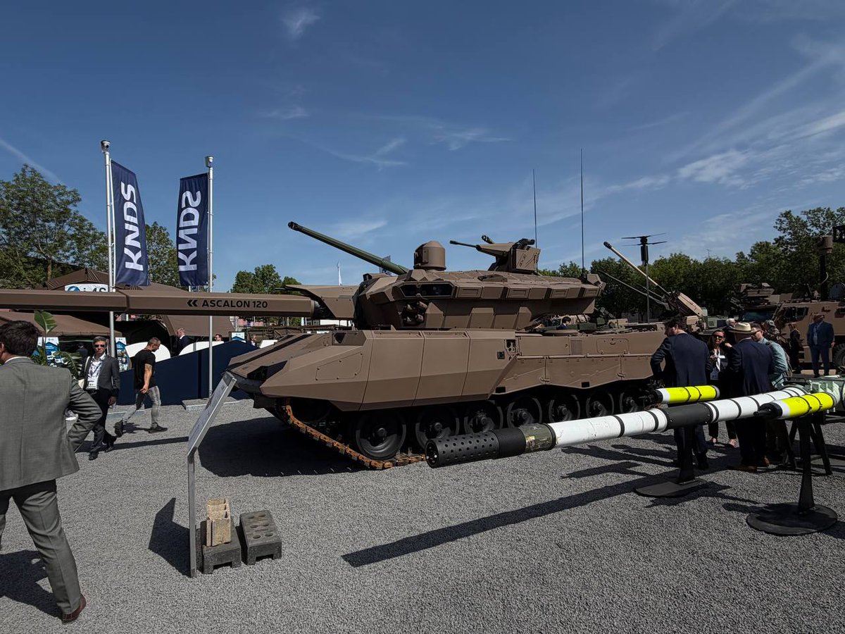 AndreiBtvt's tweet photo. CAPINT from KNDS (CAPacité INTérmédiaire)A proposal for a successor to the Leclerc as an intermediate tank until the MGCS enters service. It combines a Leopard 2 chassis with an unmanned ADT140 Ascalon turret that carries a ready ammunition load of 22 rounds (120 mm, with the option to upgrade to 140 mm).
The crew is located in the front of the hull.The design features an open vehicle architecture, the ability to use drones for target designation, control of robotic follower vehicles, state-of-the-art optics and acoustic sensors, as well as dynamic and active protection systems. It is also equipped with additional anti-drone armament – a 12.7 mm ArX30 remote weapon station with 150 rounds of ammunition.
It is claimed that in early 2026 the vehicle successfully completed live-fire tests while on the move. The Leopard 2 chassis is currently in serial production, whereas the Leclerc is not. This makes the proposed solution a forced choice for France.
