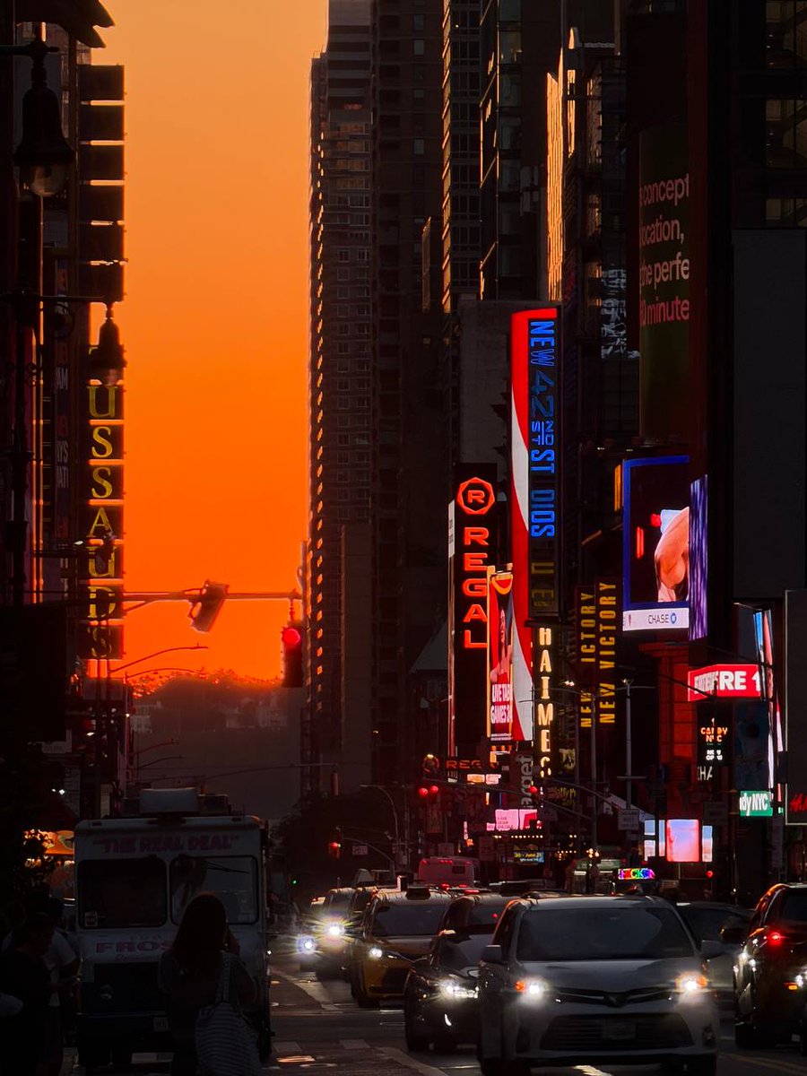 megawattyield's tweet photo. NYC @Techweek_ recap: 

@a16z delivered, but the real takeaway wasn't the parties or the endless Partiful waitlists.

Everyone is talking about AI.

Very few are talking about the power required to run it.

The way we see it is simple:

Software lives in the cloud ➡️ Compute runs on electricity ➡️ Electricity runs on infrastructure. 

Without infrastructure, there can be no progress ⚡️