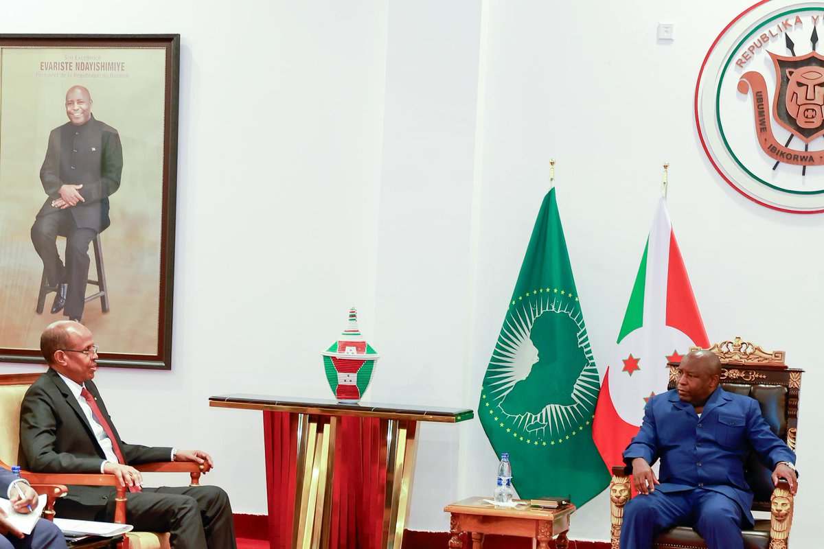 _AfricanUnion's tweet photo. The Chairperson of the African Union (AU) Commission, H.E. Mahmoud Ali Youssouf, was received at the Presidential Palace in Bujumbura by H.E. Évariste Ndayishimiye, President of the Republic of #Burundi & Chairperson of the Assembly of the AU, ahead of the AU Summit on #Ebola, which will be convened under President Ndayishimiye’s leadership tomorrow.

During their meeting, Chairperson Youssouf @ymahmoudali briefed President Ndayishimiye on the evolving Ebola situation on the continent, drawing on assessments and data provided by the Africa Centres for Disease Control and Prevention (@AfricaCDC ), as well as ongoing response efforts by affected Member States. He also highlighted the solidarity demonstrated through the contributions and support extended by AU Member States & international partners.

They also exchanged views on a range of strategic priorities of the Union, including the ongoing AU institutional reform process aimed at enhancing the effectiveness, efficiency, & responsiveness of the organisation. 

The Chairperson commended the leadership of H.E. @WilliamsRuto, President of the Republic of Kenya, in advancing this important agenda.

The Chairperson provided a comprehensive update on the AU's peace, security, & mediation efforts, including initiatives to address the situations in Sudan, South Sudan, & the eastern Democratic Republic of the Congo, as well as efforts to support the restoration of constitutional order in the Sahel region. He expressed his appreciation to President Ndayishimiye for his steadfast leadership & continued support for these continental endeavors.

President Ndayishimiye thanked the Chairperson for his visit & for the comprehensive briefing on these critical issues. He reaffirmed his commitment to supporting the work of the AU on institutional reforms & welcomed efforts to promote peace, stability, & public health preparedness across the continent.

@GeneralNeva @NtareHouse @MAEBurundi @willynyamitwe