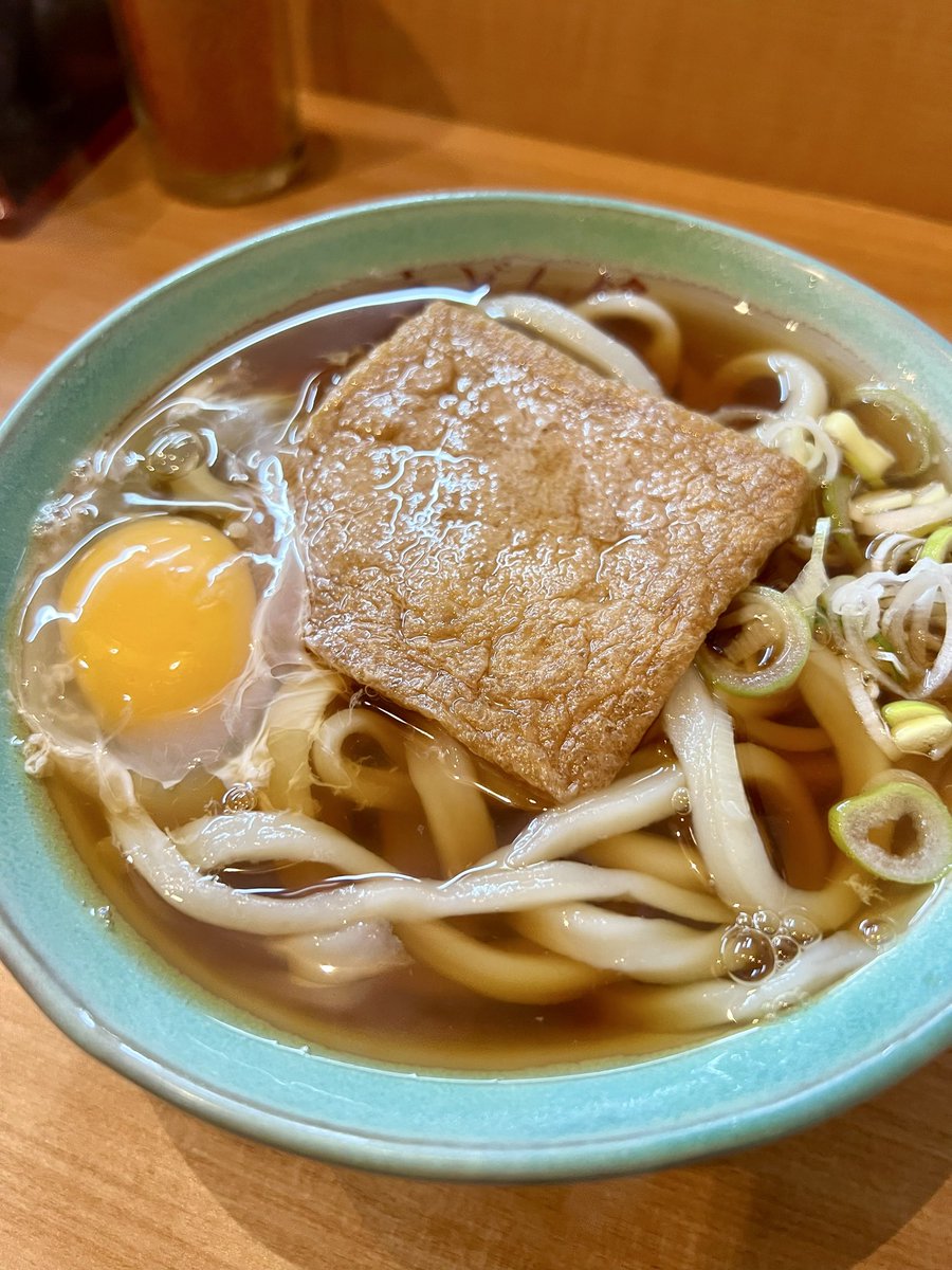 Usagiclock's tweet photo. 食べログ百名店に選出される
名古屋　栄市「うどん錦」へ

特製カレーうどんも美味ですが
きつねうどんに卵からめて〜も
うんまぁーい！です🐇✨ https://t.co/L6hxtdBAys