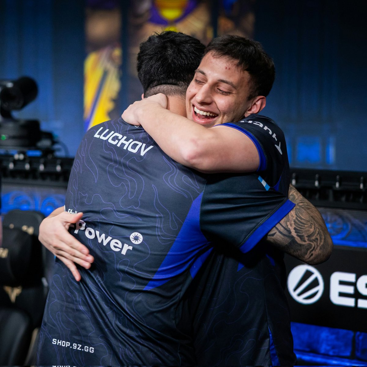 infocsarg's tweet photo. En el día de su cumpleaños este tipo lo volvió a hacer.

✅️ Llevar a 9z a un MAJOR.
✅️ Llegar a Stage 2.
✅️ Ganarle al mejor equipo del mundo en Stage 3.
✅️ Clasificar a PLAYOFFS por primera vez en la historia.

El capitán @maxgzez 🇺🇾 https://t.co/tGLivtcB5K