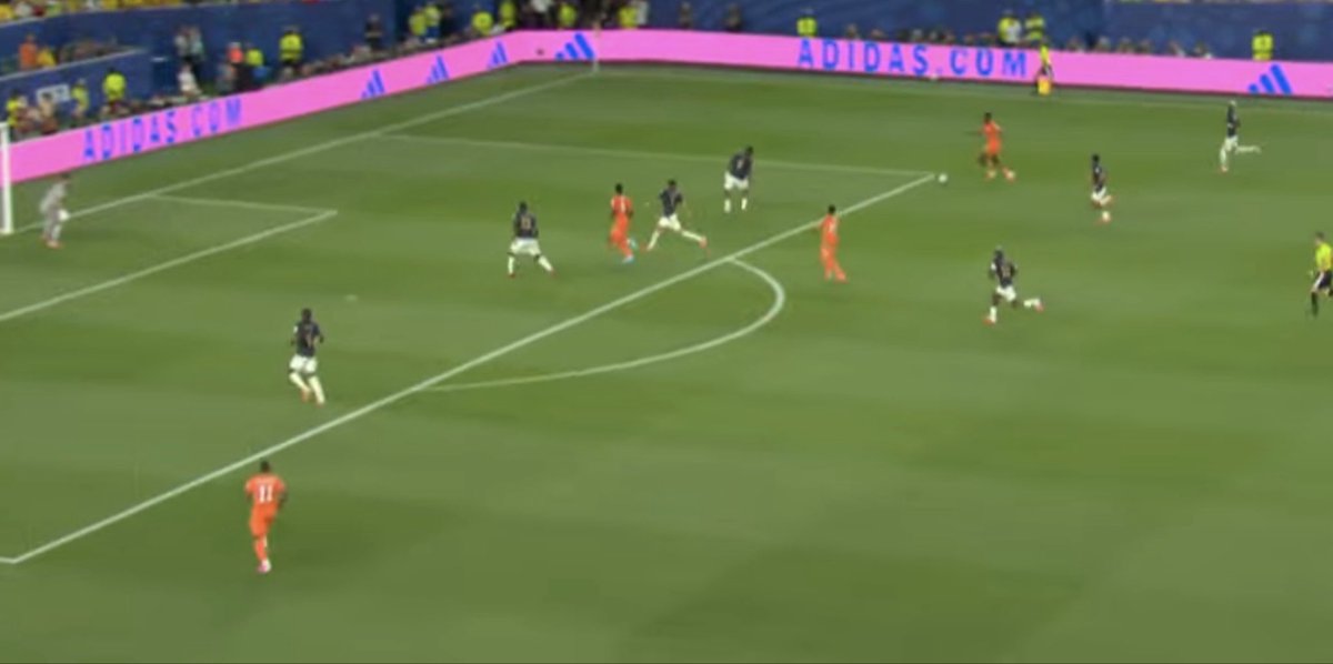 Jid_98's tweet photo. @SebastiaNunezA Apostamos a ganar duelos individuales contra un futuro contendiente al balón de oro (diomande) y el medio campo fue inexistente. Sin retroceso Yeboah, Minda y lo de Caicedo es tétrico caminando la cancha. Vite intentó volver pero sin piernas. No había solidez defensiva. https://t.co/byIlMTW3bU