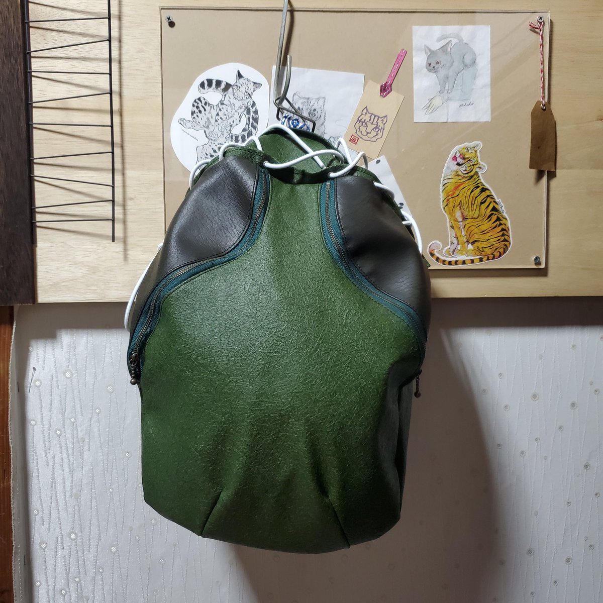rsmaple_works's tweet photo. 【久しぶりのTA作品】
突起物いれたかったけど、後からなんとかなる状態にしたので、ひとまずガワは完成。
思った以上にものが入るバッグになったのでもしかして、外背負いギミックいらなかったかも？？？ゴムが頑丈すぎたので、細いのに変更予定。 https://t.co/zBB4HkJG3p