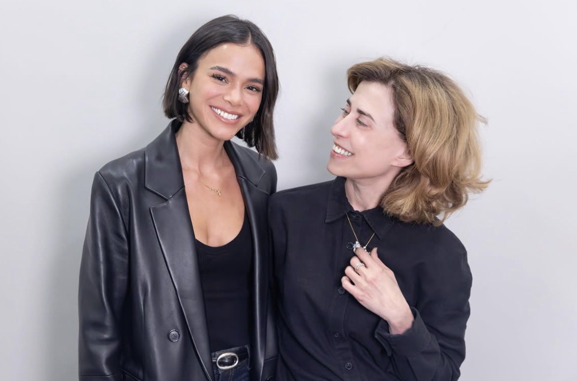 brunamarchive's tweet photo. ELAS! Bruna Marquezine foi prestigiar Fernanda Torres na apresentação da peça “A Casa dos Budas Ditotosos”! 🤍 https://t.co/gHDjIn2BTk