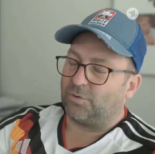 MitAktien's tweet photo. Der nächste Highperformer! Kauft angeblich ein Ticket fürs Deutschland-Spiel in New York, will dann aber plötzlich nicht mehr einreisen, wegen "Kalaschnikows" und "ICE-Agenten" am Flughafen. 😂 Wer soll diesen Schwachsinn glauben? https://t.co/FWF0ENBmPA