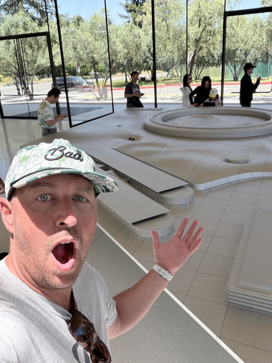 KnIhT_tNeReFfId's tweet photo. We were in San Fran and said we need to see @apple Park!!! Not much of a view. Still an amazing experience getting to Cupertino. #๏ฃฟ #siliconvalley #cupertino #imamac #thinkdifferent https://t.co/JQOi5E0SeV
