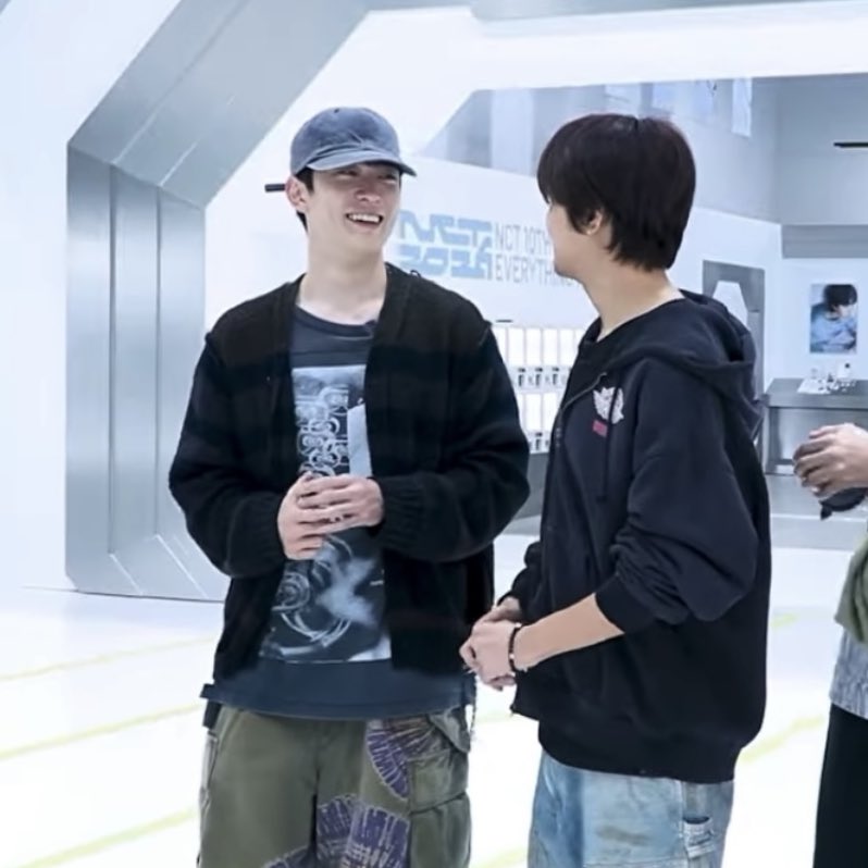 bokgom7766's tweet photo. 눈치보는거 귀여움ㅋㅋㅋㅋㅋ https://t.co/wrcxNn0Qw3