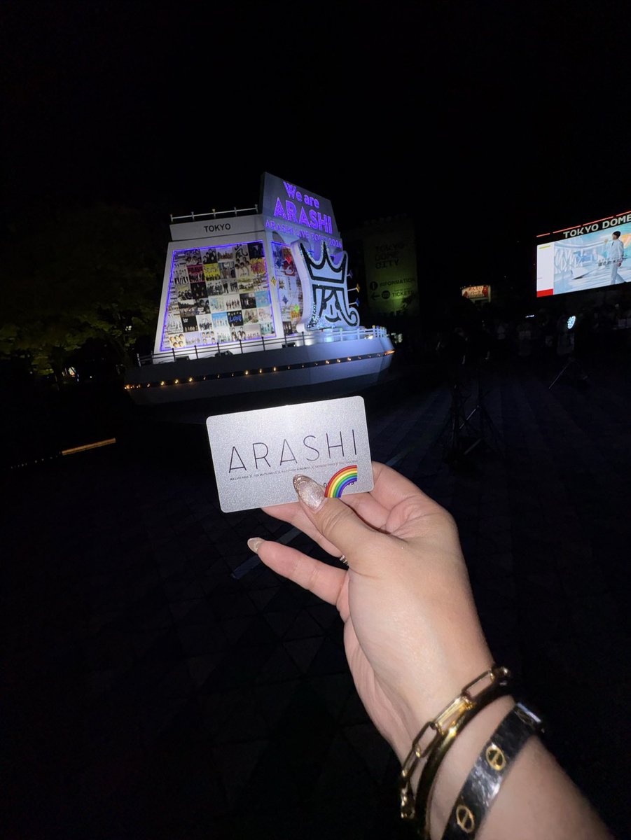 5coloredniji's tweet photo. I met #ARASHI during one of the stormiest periods of my life. Little did I know that this storm from Japan would become the very force that carried me through my own greatest storm. https://t.co/9rW77zM83i