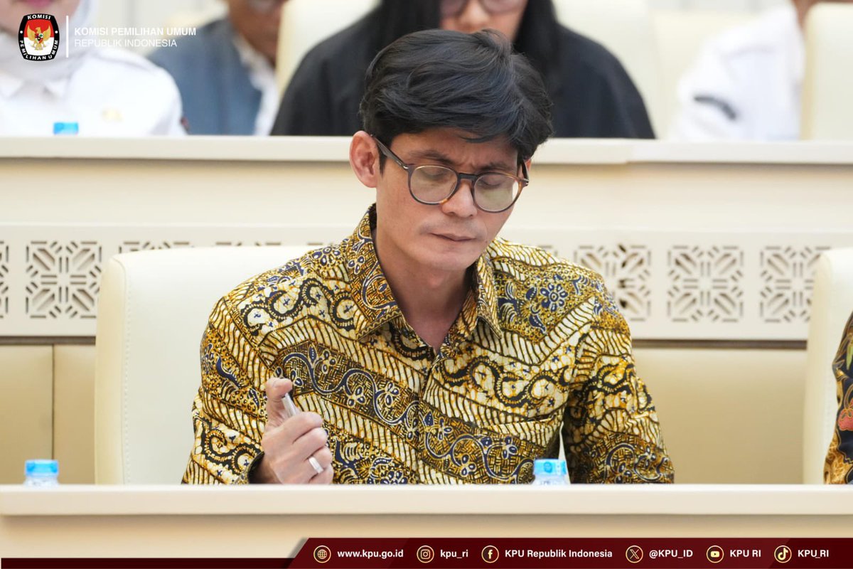 KPU_ID's tweet photo. Hal tersebut menjadi poin pertama kesimpulan Rapat Kerja dan Rapat Dengar Pendapat (RDP) KPU bersama Komisi II DPR dan Bawaslu, Senin (15/6/2026). https://t.co/OoqG6kKtSz