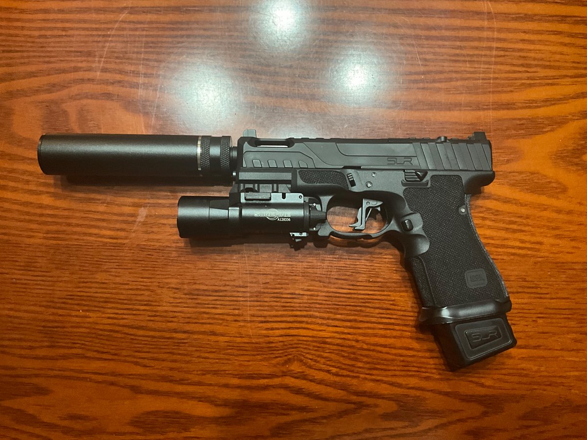 V_Saien0909's tweet photo. SLR G19 Gen3电手
定制款消音器 + SureFire X300下挂手电
家里的第七把格洛克手枪了
#gelblaster
#airsoft
#Glock
#pistol https://t.co/v9709KReOi