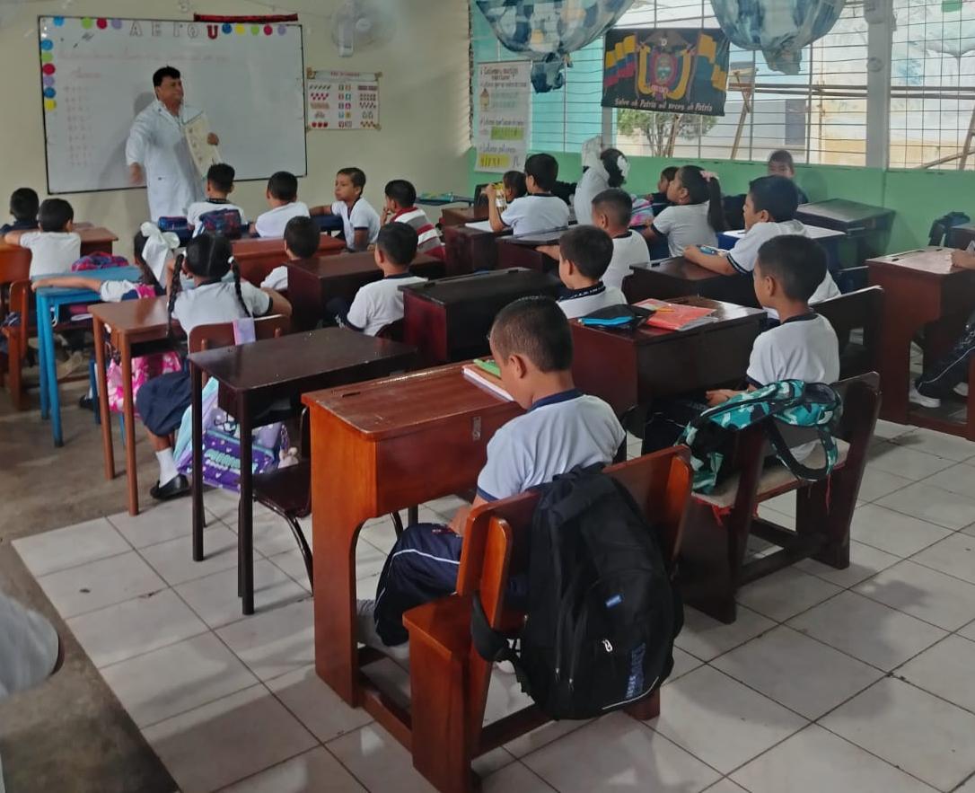 DPS_LosRios's tweet photo. #Quinsaloma | En conversatorio con estudiantes de la Unidad Educativa Calicuchima, @Salud_Ec explica la importancia de mantener una adecuada higiene oral y las técnicas correctas de cepillado dental, para prevenir enfermedades bucodentales. https://t.co/SQ8iquhU7O