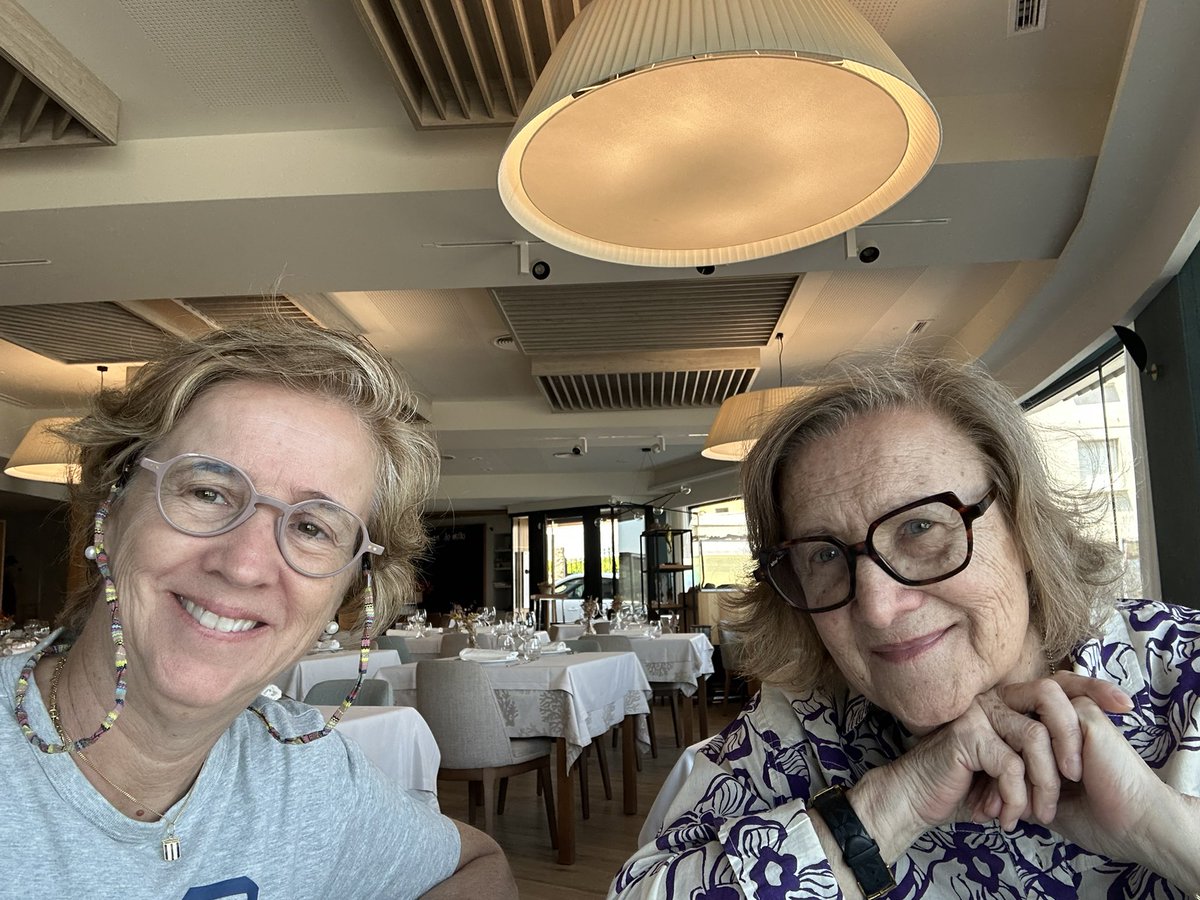 CrisPlateroP's tweet photo. Qué dice siempre mi madre, ¡qué bien se está, cuando se está bien! Hemos venido al restaurante que tanto le gustaba a papa. Hemos brindado por él. La dueña y los camareros nos han dado el pésame y han dicho que le tenían muchísimo cariño. Papa era especial. https://t.co/vdgjSk2ds3
