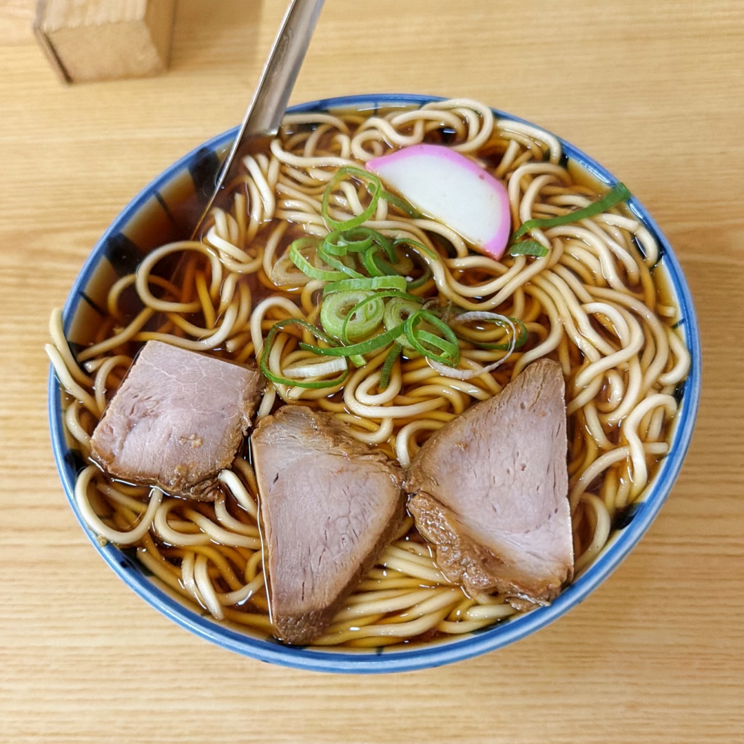 Salmon_FlyHigh's tweet photo. 【丸デブ総本店@岐阜／中華そば】
『来々軒@浅草（閉店）』出身、1917年創業🙌お蕎麦のような優しい出汁感ながらハッキリした味わい🤤生姜の風味自体は控えめですがジワジワと込み上げてきます🫚サクッと歯が入る叉焼👍️小ぶりな丼にギッシリ詰まった白っぽい自家製麺をスルッと完食🍜これはうまい🤭 https://t.co/r2xWEGEDFk