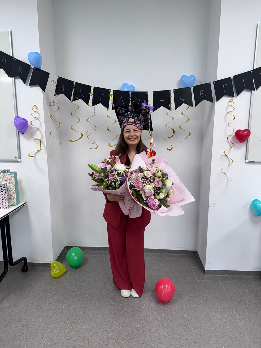 Savai_Lab's tweet photo. ✨ We want to congratulate our @oznuraktaycetin for her successful PhD defense!! Very proud of you and looking forward to more great success!! 🔬🫁🥳 https://t.co/VwhSjSWE76