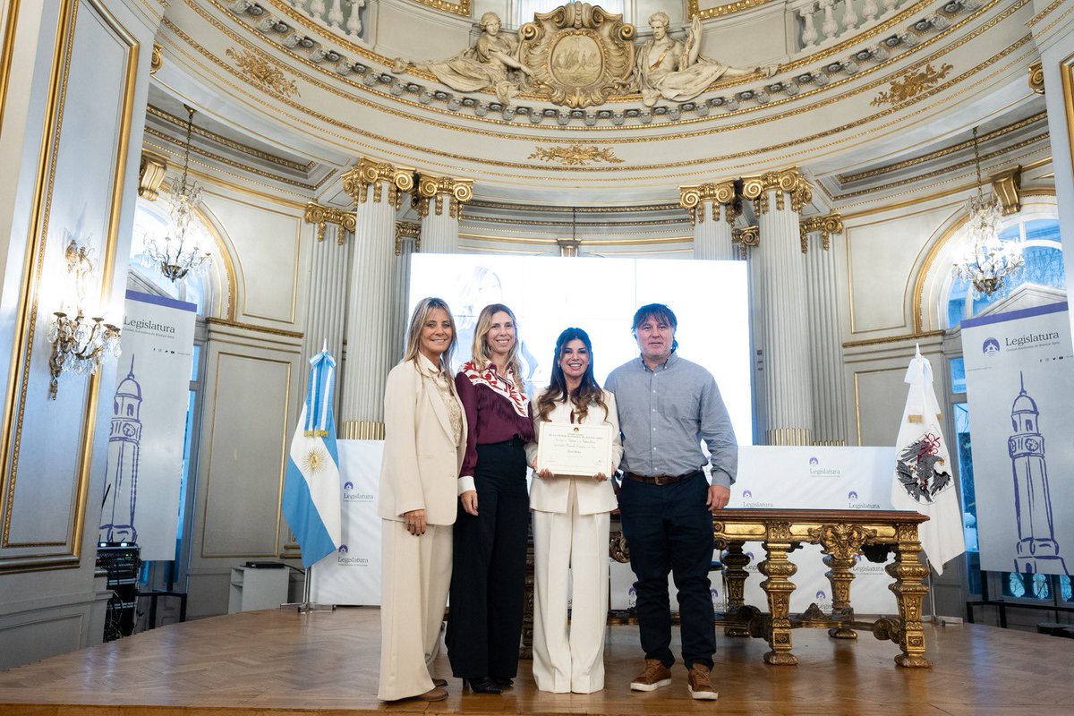LegisCABA's tweet photo. 💼La Legislatura porteña otorgó el “Diploma a la Emprendedora” a la Dra. Lina Anllo, en reconocimiento a su destacada contribución al Desarrollo Económico.

La distinción reconoce su trayectoria y su labor en la promoción del liderazgo femenino, la equidad y la integridad en el ámbito empresarial, así como su impulso a iniciativas nacionales e internacionales que fortalecen el desarrollo económico y la generación de redes de colaboración.