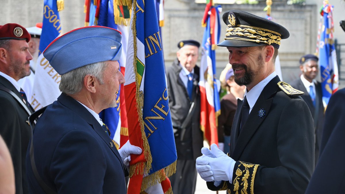 Prefet78's tweet photo. #Ceremonie | Bienvenue au nouveau préfet des Yvelines.

Ce matin, Brice Blondel a pris officiellement ses fonctions de préfet des Yvelines.

En présence des élus locaux et nationaux et des représentants départementaux, il a déposé une gerbe au monument aux morts de @Versailles, en hommage de ceux qui ont donné leur vie pour la France.

Le préfet a profité de cette matinée pour présenter à tous les partenaires locaux ses 3 grandes priorités pour les #Yvelines : 1. Sécurité et ordre public, 2. lutte contre les inégalités avec une attention particulière pour les quartiers politique de la ville , 3. "Mettre l’État du côté des solutions", aux côte des acteurs du territoire et notamment des élus locaux.

Brice Blondel a indiqué prendre ses fonctions "avec humilité mais un engagement total au service du territoire et de l’intérêt général".

@Interieur_Gouv