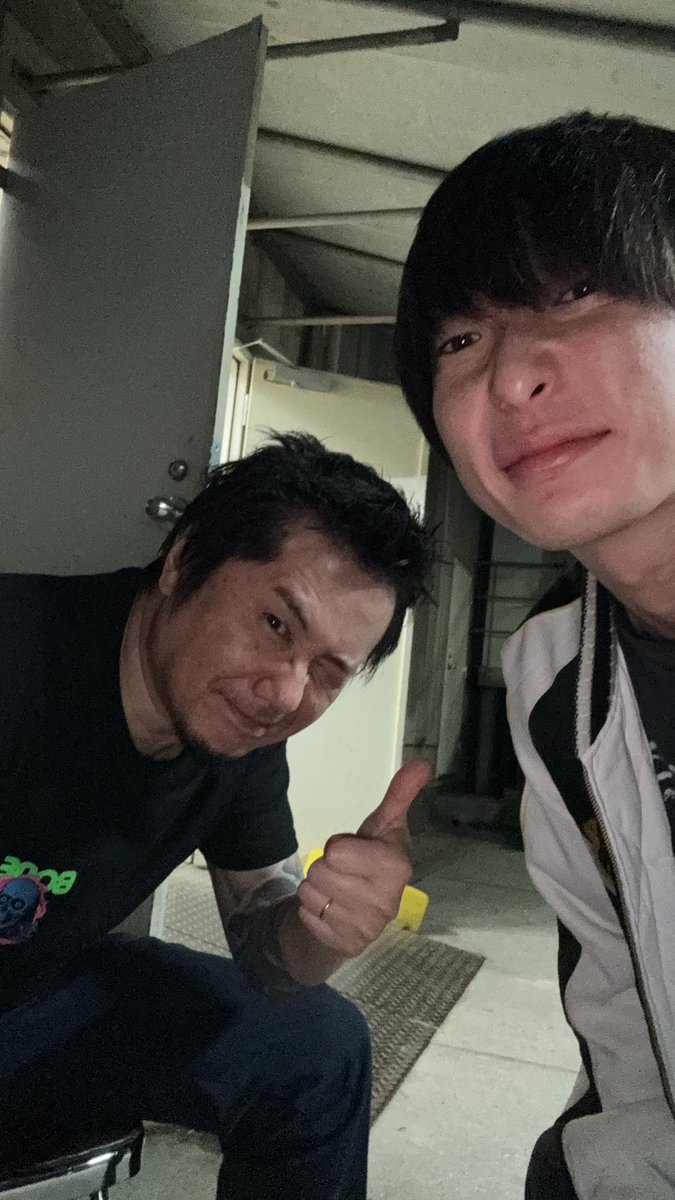 AMADA__SHINSUKE's tweet photo. Kenさんとツアー！物凄く刺激的だぜ！！
ライブもMCも熱量も、フロアとの一体感。
バンドマンが目指すモノも、フロアのキッズが求めるモノ、全てが詰まってる。
まだまだ楽しむぜ！！！ https://t.co/Tt3TIUCwXT