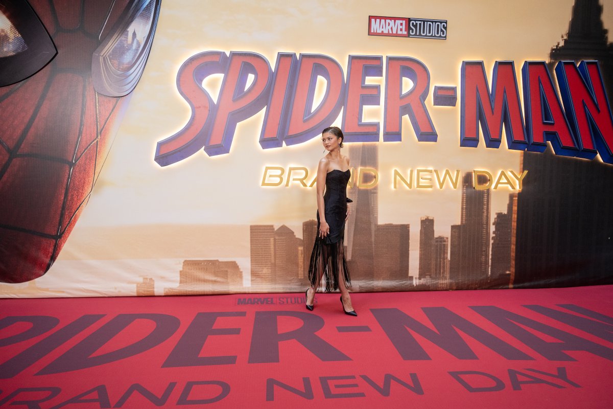 SonyPicturesUK's tweet photo. A spectacular welcome in Madrid! ✨ See #SpiderManBrandNewDay only in cinemas July 29 https://t.co/ai6dyeKz5F