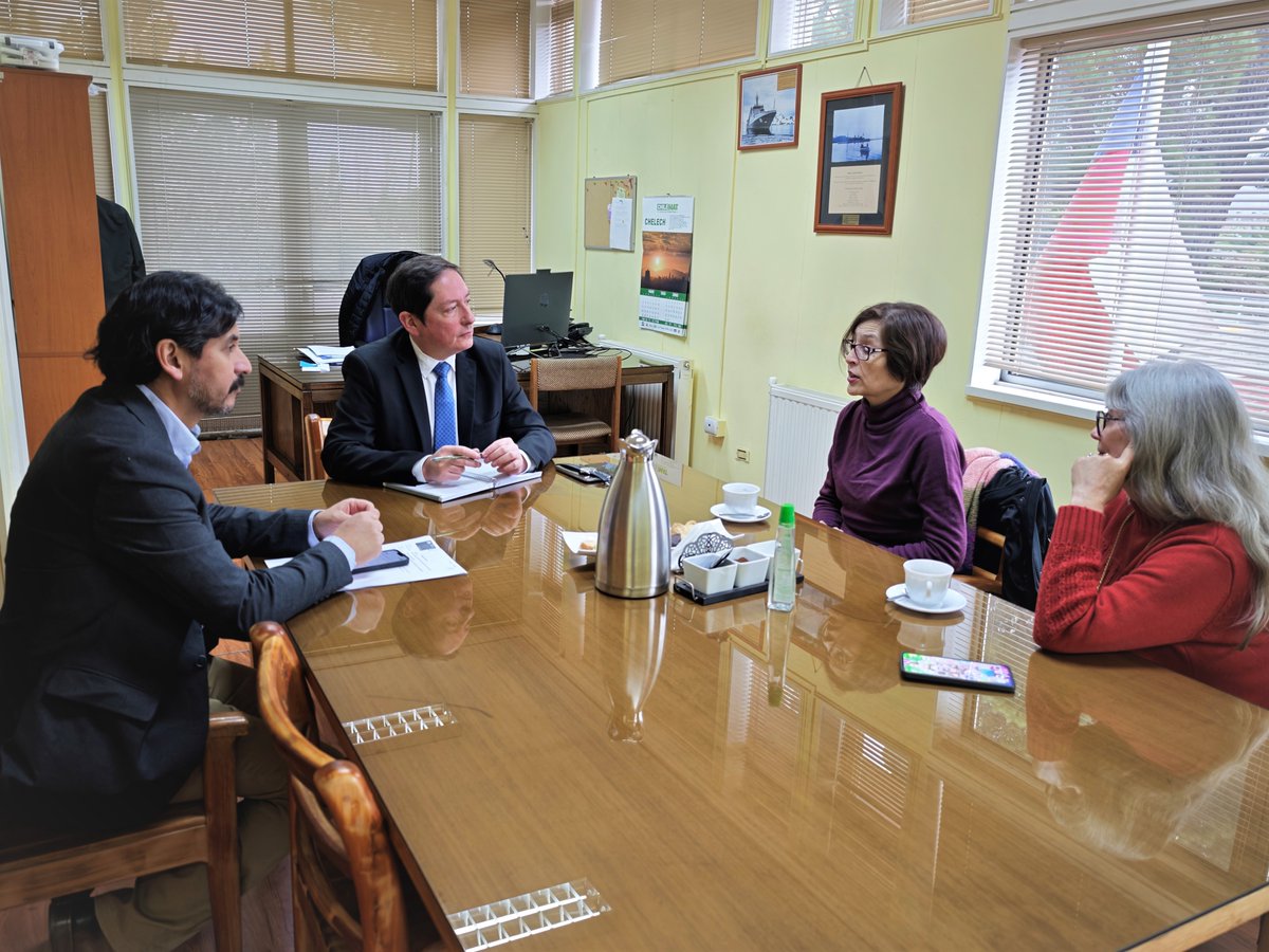DPPUltEsperanza's tweet photo. El Delegado Liber Lazo Navarro sostuvo reunión con la Directora Regional de @PRODEMU #Magallanes, Ingrid Álvarez Jiménez, junto a la funcionaria de la oficina provincial Marcela Vásquez, para coordinar acciones y fortalecer el trabajo en apoyo a las mujeres de la provincia. https://t.co/xcrxRzPXc6