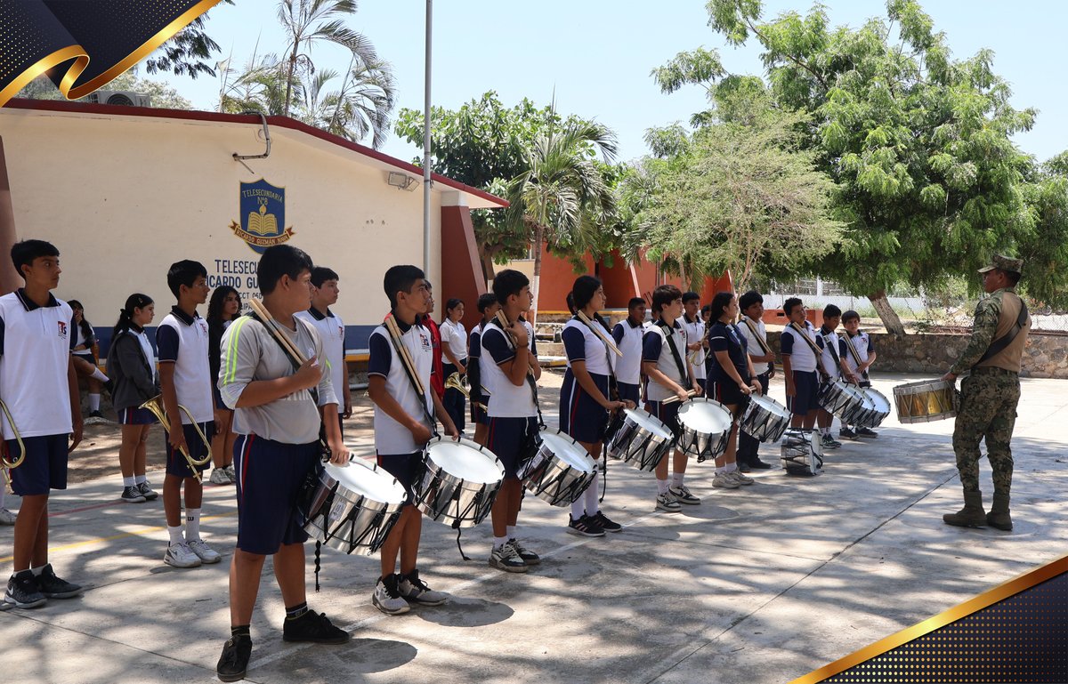SEMAR_mx's tweet photo. La cercanía con la ciudadanía también se construye compartiendo experiencias.  

Personal del Batallón de Infantería de Marina 661 impartió instrucción de banda de guerra a estudiantes de la Telesecundaria No. 8 “Ricardo Guzmán Nava”, en Manzanillo, #Colima, fortaleciendo los lazos de confianza y acercando a la población al trabajo que realizamos. 🎺  

#UnaMarinaCercaDeTi