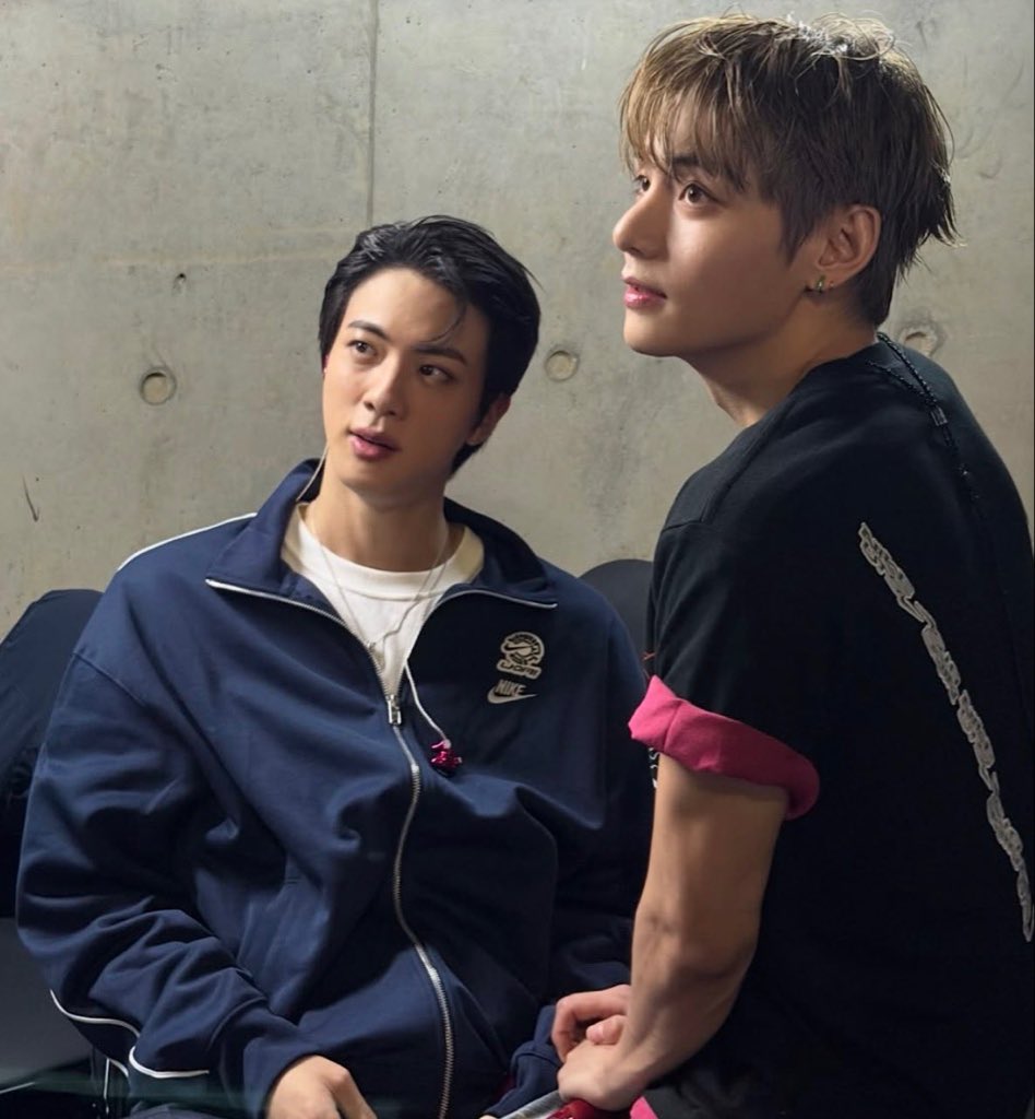 DivyaSeokjinnie's tweet photo. Not to be that person, but the vibe on the pics Tae posts with Jin is so interesting.Being a whole cutie beside Jin sitting with his forehead out &amp; manspreading. Don't wanna start abt the song selections😖 https://t.co/XyNFSDAJFF