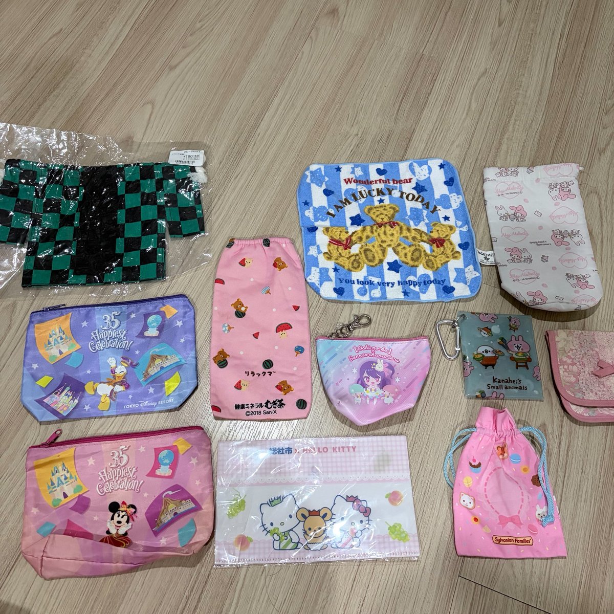 ststalyy's tweet photo. โล๊ะ กระเป๋าใบเล็ก ผ้าเช็ดหน้า ชิ้นละ 10฿ 

#ตลาดนัดsanrio #ของเล่นญี่ปุ่นมือสอง #ของสะสม #ตลาดนัดบังทัน #ตลาดนัดซานริโอ้ #ตลาดนัดซานริโอ #ซานริโอ้ #ผ้าเช็ดหน้า #ของแต่งโต๊ะ #ส่งต่อเครื่องเขียน #ส่งต่อกระเป๋า https://t.co/fObDj1XTmJ