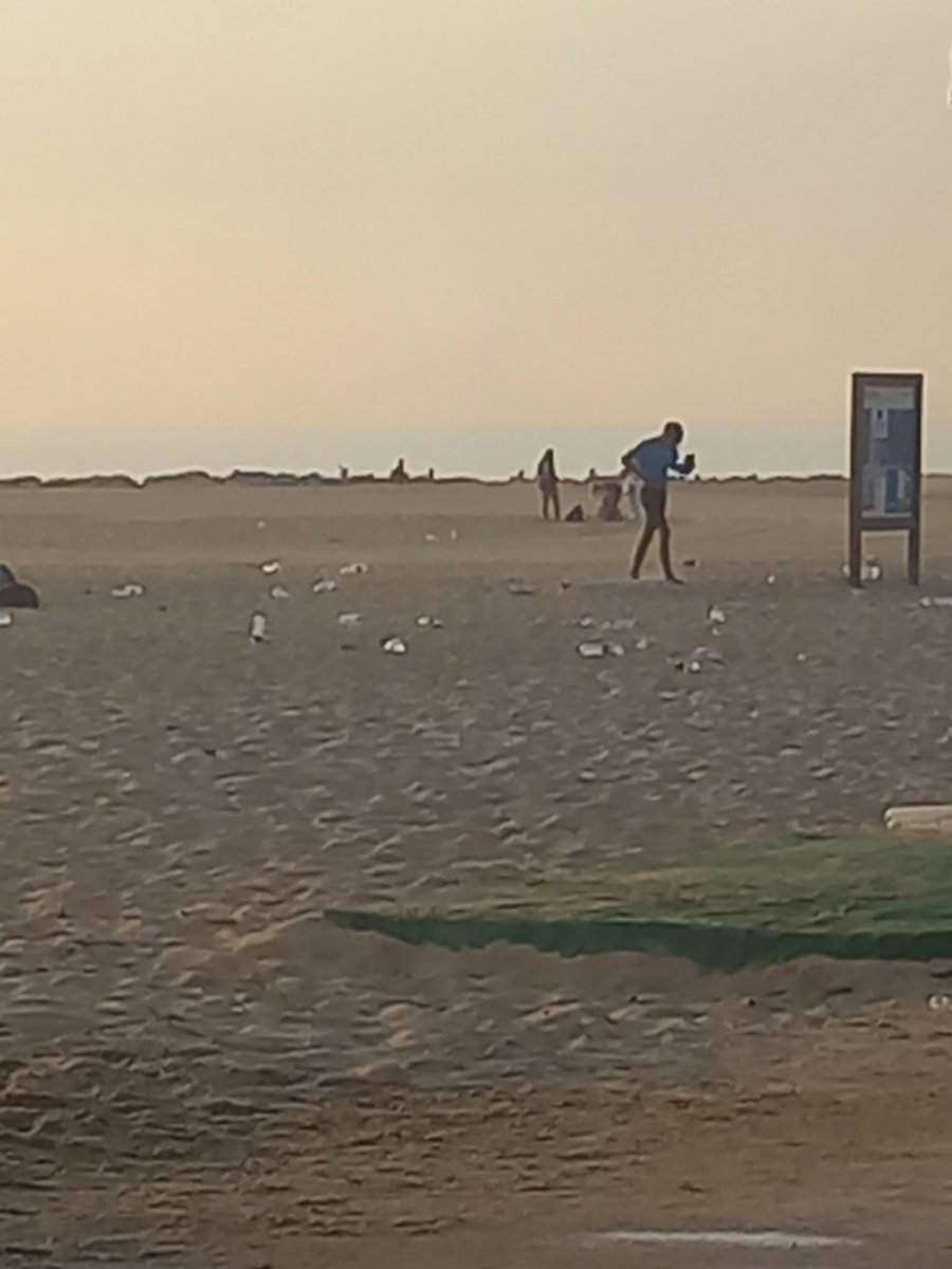 JoaoMaia2030's tweet photo. A praia de Espinho do vendedor de peças de automóvel Jorge Ratola (ex-chefe de gabinete do Montenegro).Nascido e criado em Espinho nunca vi deixarem a praia desta forma. 
Enfim https://t.co/cJNVgPULIJ