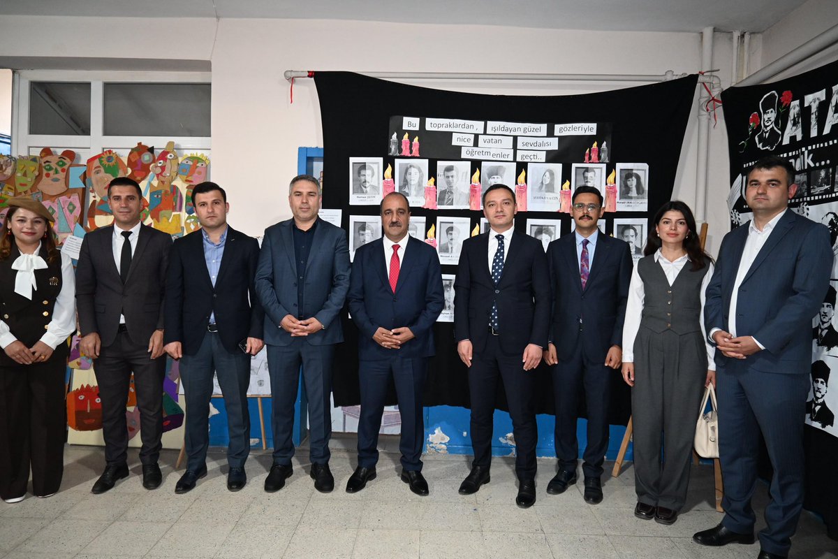 HizanKaymakaml's tweet photo. Kaymakamımız Sait Muhammed BİLGİN, Şehit Öğretmen Abdurrahman Nafiz Özbağrıaçık Ortaokulu tarafından düzenlenen resim sergisine katıldı. https://t.co/3B5OYcW6mo