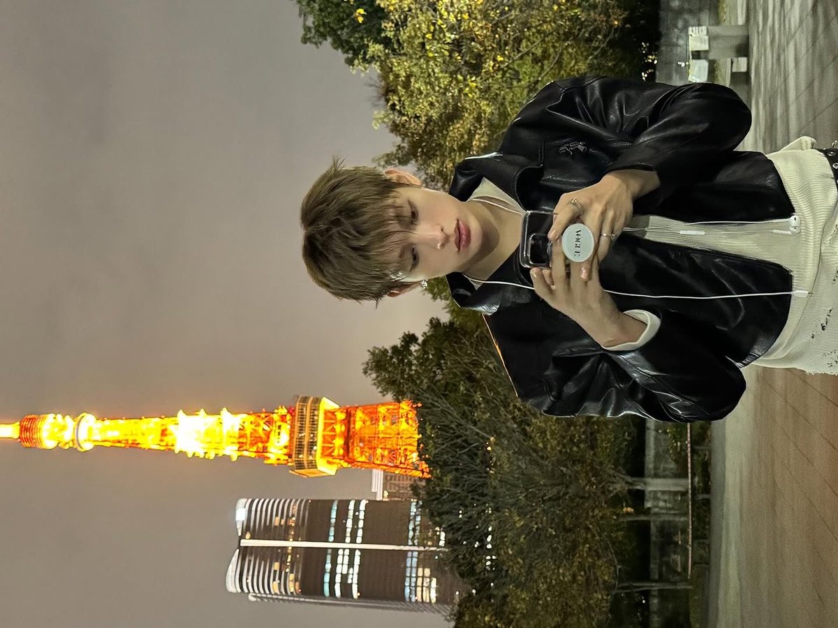 yufaniche's tweet photo. the eiffle tower is probably awesome but nothing can outdo tokyo tower james i fear https://t.co/bEDI9rI09a