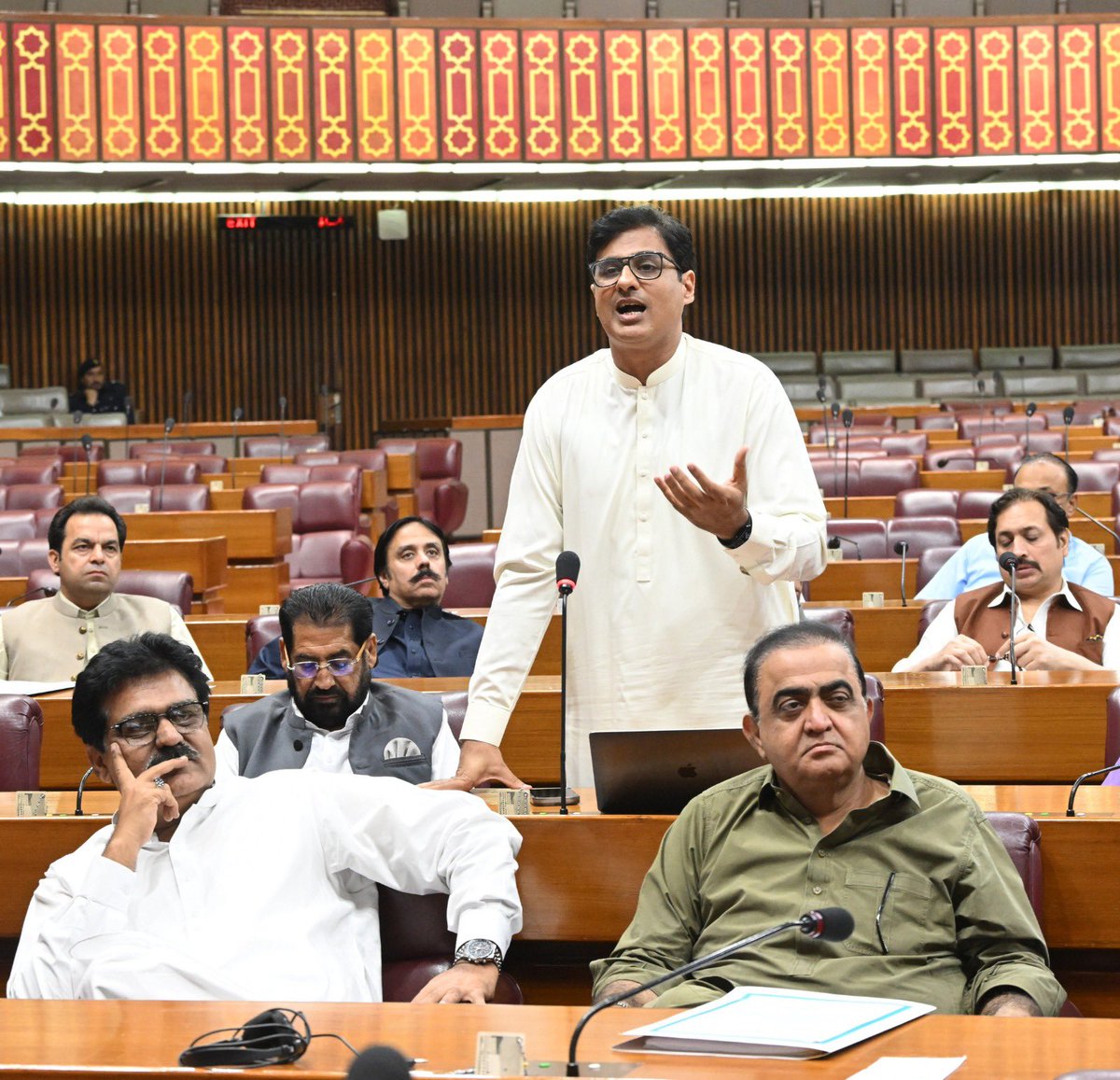 AliSarfrazPTI's tweet photo. ایم این اے محمد علی سرفراز  قومی اسمبلی کے اجلاس میں بجٹ میں اپنی امینڈمنٹس پیش کرتے ہوئے https://t.co/0KJcUIDtUu