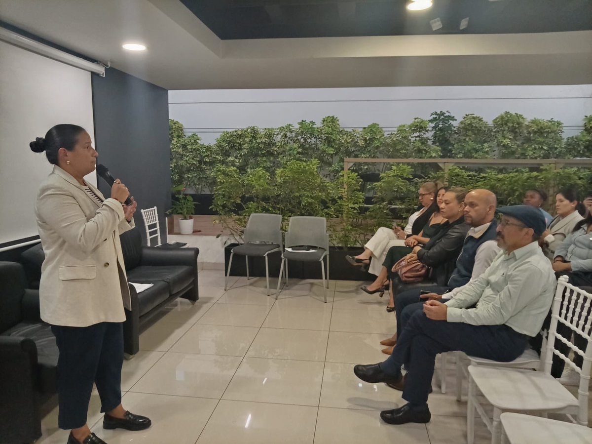 Amigranteecu's tweet photo. Alianza Migrante participó con su equipo técnico y presidente Eduardo Baldeón en la presentación del artículo «Una propuesta de prevención de la victimización: Ecuador y Las Reinas Pepiadas» de la Ab. Jessica Vergara Letamendi. https://t.co/haWVZ8RHdi