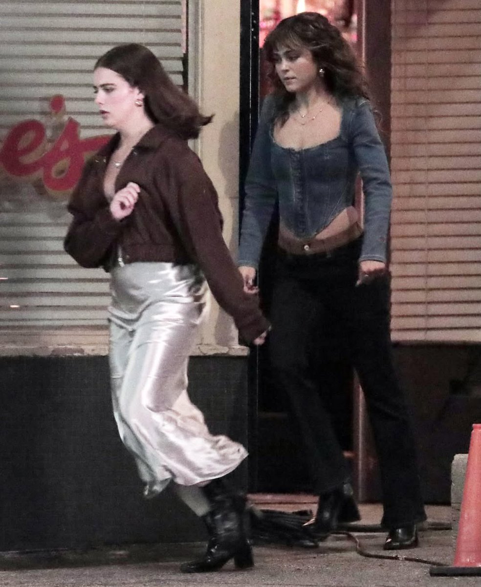 mikabdallabr's tweet photo. BASTIDORES! 🧡

Novas fotos de Mika Abdalla e seus colegas de elenco durante as gravações da 2ª temporada de Off Campus. https://t.co/QVZeoLRmtr