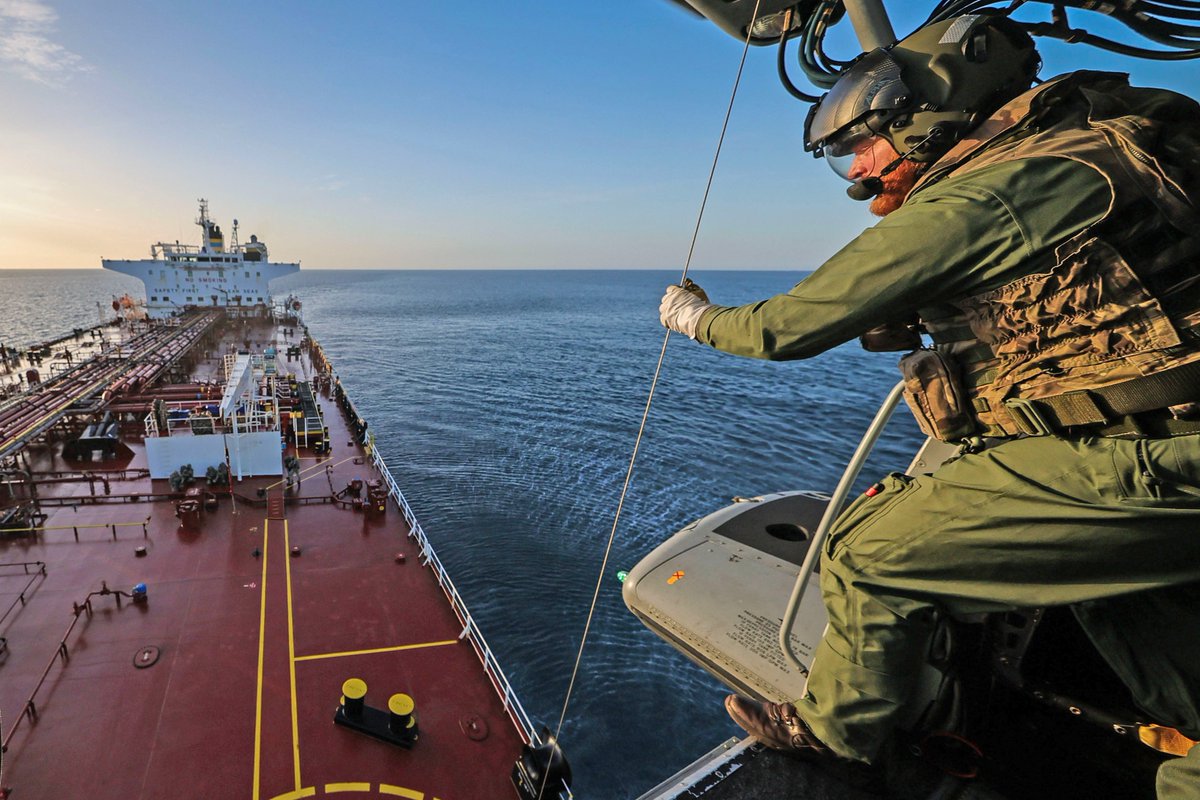 RoyalNavy tweet picture