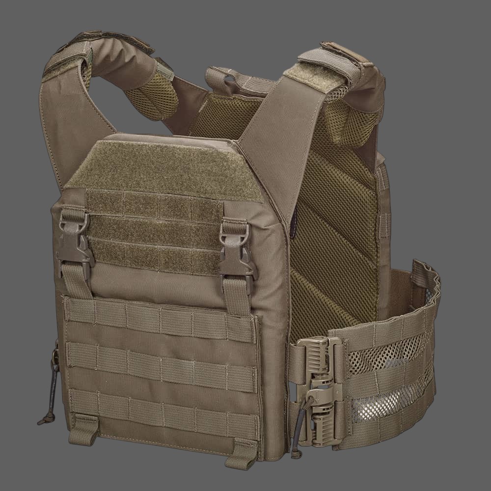 MILITIVE's tweet photo. 米国 Chase Tactical
Lightweight Operational Plate Carrier
LOPC プレートキャリア

軽量オペレーションプレートキャリア（LOPC）は、軽量性と高い機能性を両立したプレートキャリアです。
快適な装着感を実現する為にパッド入りで、調整可能なショルダーストラップを採用。
ストラップには止血帯やハイドレーションチューブ、無線機器などを取り付けられるウェビングを備えています。

前面にはパッチ用ベルクロと各種ポーチパネルを装着できるクリップを装備し、高い拡張性を確保。標準でMOLLEクリッププラカードも付属します。
内側には通気性に優れたスペーサーメッシュを採用し、長時間の使用でも快適です。

また、頑丈なドラッグハンドルや、負傷時など緊急時に素早く脱着できるクイックリリース機能も搭載。
機動力・快適性・拡張性を求めるユーザーに最適なプレートキャリアです。

防弾プレート
10インチ×12インチのシューター、スイマー、SAPI S＆Mプレートに対応しています。

https://t.co/62nQRzWNp0