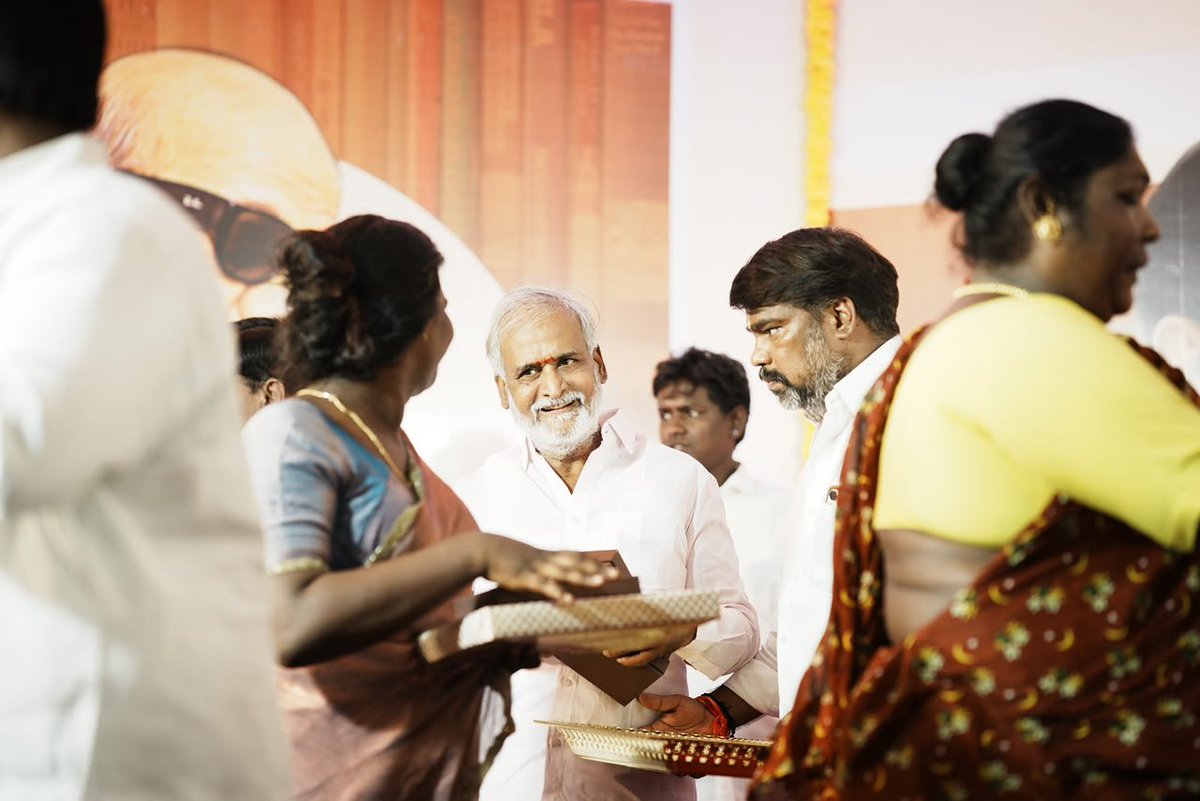 PKSekarbabu's tweet photo. புத்தெழுச்சி-19

முத்தமிழறிஞர் கலைஞர் அவர்களின் 103வது பிறந்தநாளை முன்னிட்டு எழும்பூர் தெற்கு பகுதி சார்பில் நடைபெற்ற மாபெரும் நிகழ்ச்சியில் கழக மூத்த முன்னோடிகளுக்கு பொற்கிழி மற்றும் புத்தாடைகள், பள்ளி - கல்லூரி மாணவர்களுக்கு கல்வி உதவித் தொகை, உபகரணங்கள் (1/2) https://t.co/IalsXQy4qL