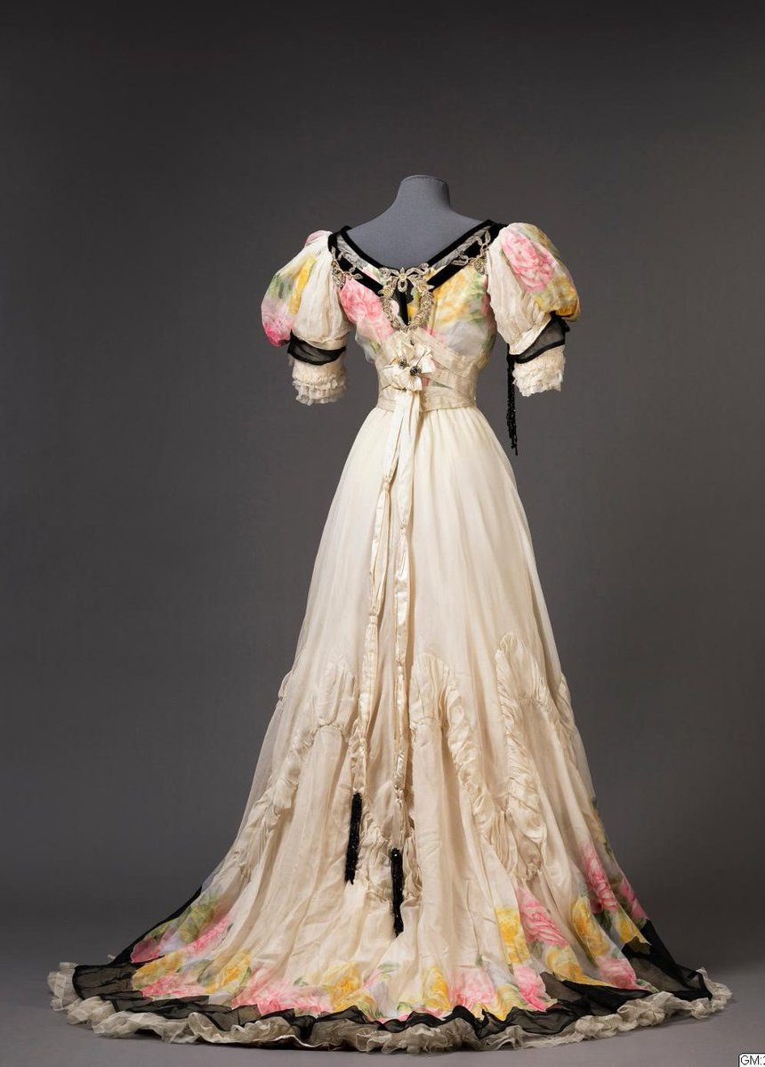 wikivictorian's tweet photo. Evening dress, 1906. Göteborgs stadsmuseum. https://t.co/zCjCwnOCfF