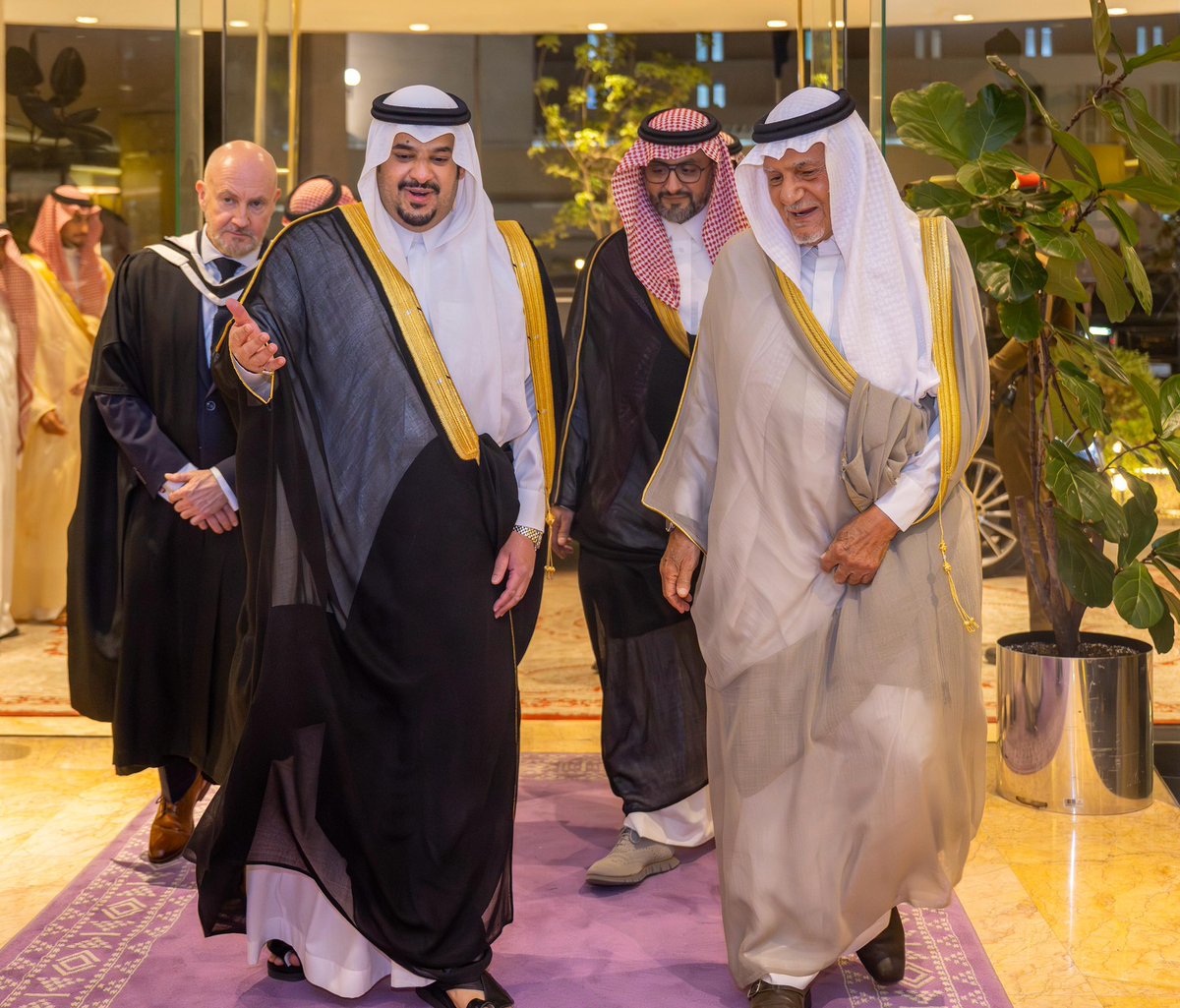 mohammedal_saud's tweet photo. رعى صاحب السمو الملكي الأمير
محمد بن عبدالرحمن بن عبدالعزيز
نائب أمير منطقة الرياض أمس
حفل تخريج الدفعة الـ 31 من طلاب
مدارس الملك فيصل للعام الدراسي 1447هـ
وذلك في قاعة الأمير سلطان الكبرى
بفندق الفيصلية وكان في استقبال سموه
لدى وصوله مقر الحفل صاحب السمو
الأمير منصور بن سعد بن فرحان
الأمين العام المساعد لمؤسسة
الملك فيصل الخيريّة
والمشرف العام على مدارس الملك
فيصل جون مارتن مكلهون.