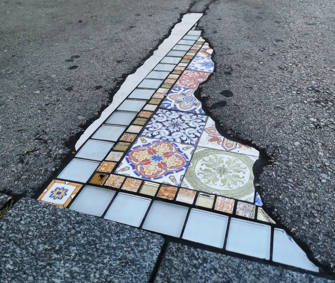 hutdesigns's tweet photo. Street artist Ememem fixes broken pavement with beautiful mosaic tiles. Pure genius. https://t.co/TJstXMpcBz