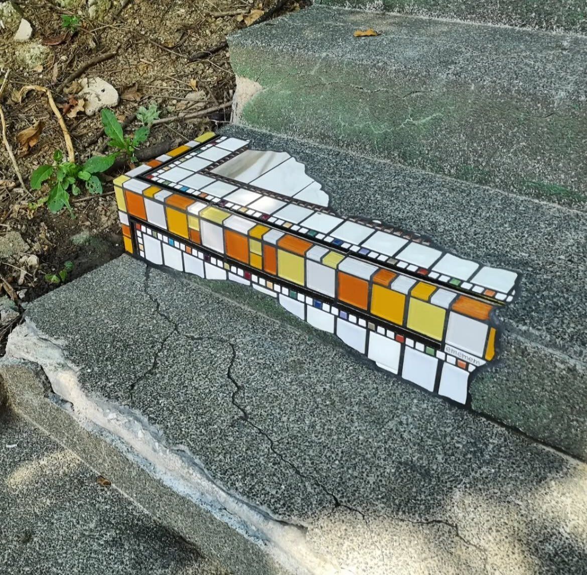 hutdesigns's tweet photo. Street artist Ememem fixes broken pavement with beautiful mosaic tiles. Pure genius. https://t.co/TJstXMpcBz