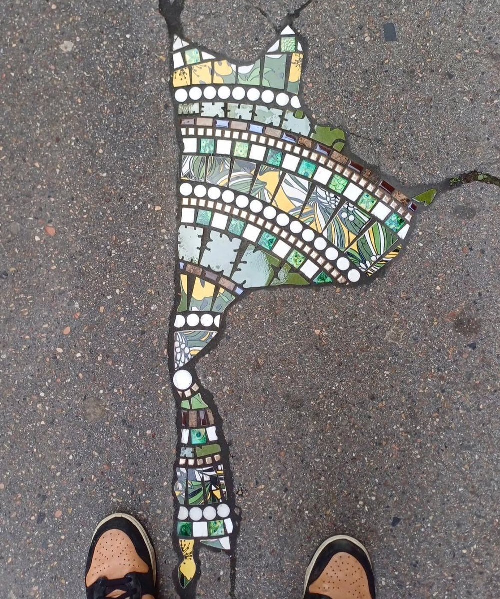 hutdesigns's tweet photo. Street artist Ememem fixes broken pavement with beautiful mosaic tiles. Pure genius. https://t.co/TJstXMpcBz