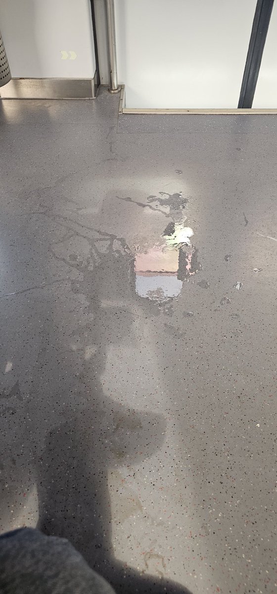 jorgebilbao89's tweet photo. ¿Oye @RenfeC @puRenfeEveryday @Renfe  esto es normal en vuestros trenes?¿Como es posible que haya goteras estando fuera a 35°?Llueve goteras,calor de la leche ,goteras...Creo que ya es hora de ir jubilado algun tren.Que verguenza de transporte público. https://t.co/GKFNoRq2tf