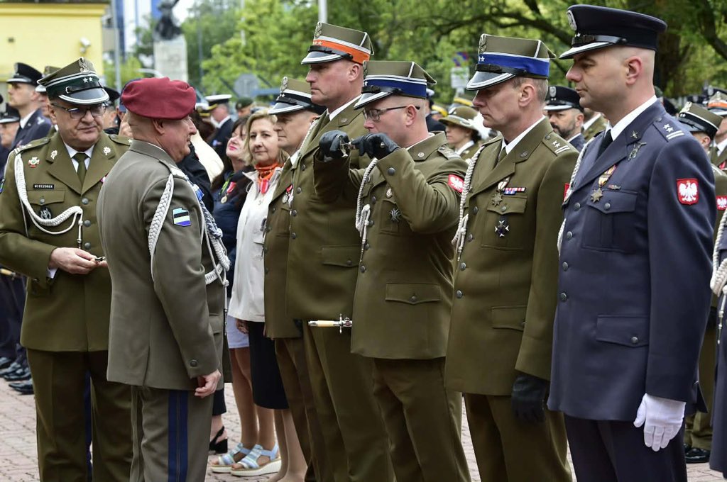 DGeneralneRSZ's tweet photo. Rozpoczęły się obchody Święta Dowództwa Generalnego Rodzajów Sił Zbrojnych 🇵🇱! 

To wyjątkowy czas podsumowań, wyróżnień i podziękowań dla tych, którzy każdego dnia stoją na straży bezpieczeństwa naszej Ojczyzny.

✔️ Podczas uroczystości dowódca generalny RSZ, gen. broni Marek Sokołowski, wyróżnił żołnierzy oraz pracowników resortu obrony narodowej za profesjonalizm, zaangażowanie i wzorową realizację powierzonych zadań.

Był to również szczególny moment pożegnania gen. dyw. pil. Ireneusza Nowaka, który objął obowiązki dowódcy operacyjnego Rodzajów Sił Zbrojnych, oraz powitania nowego zastępcy dowódcy generalnego RSZ, wiceadmirała
Krzysztofa Jaworskiego.

@MON_GOV_PL @SztabGenWP